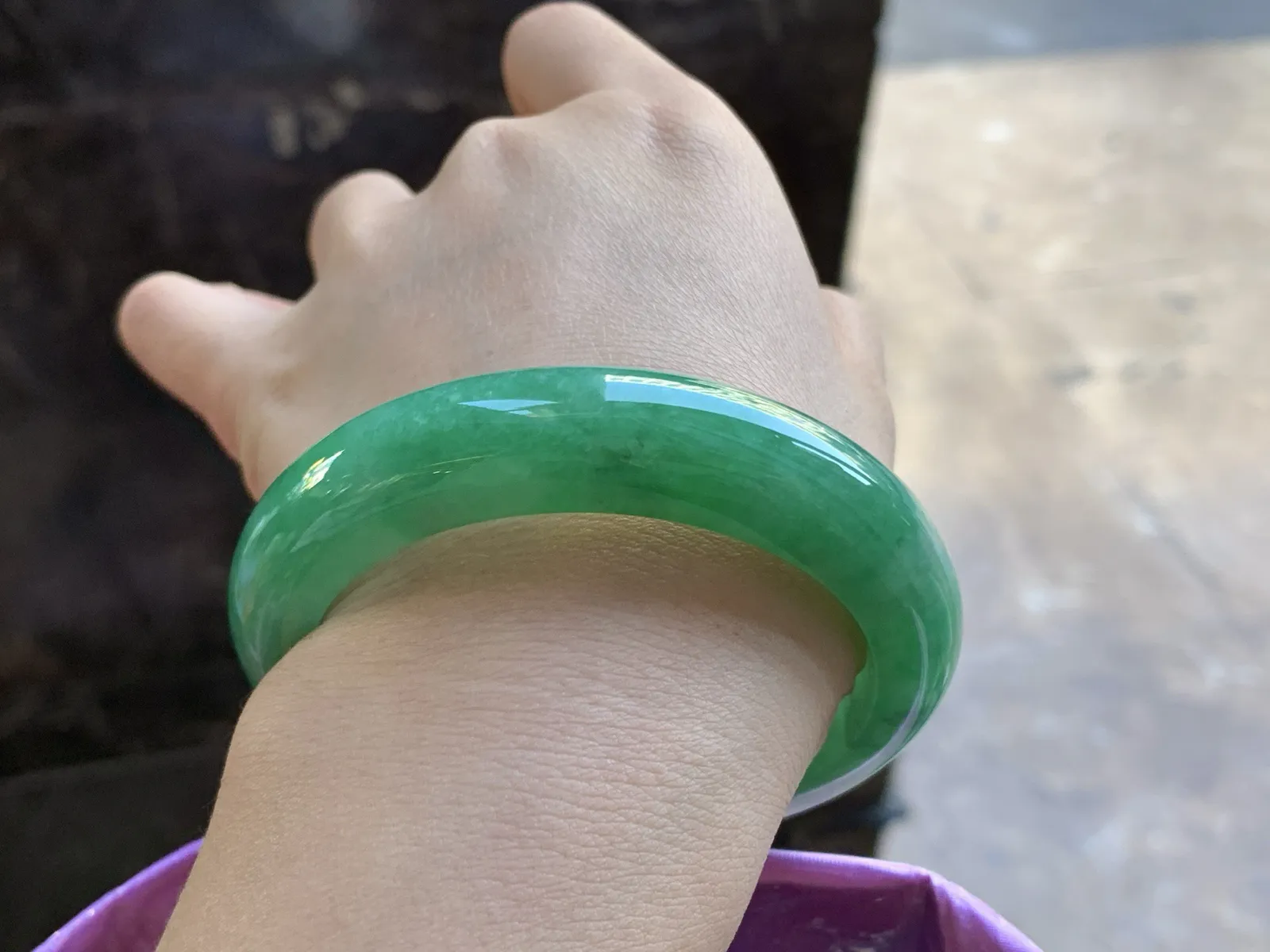 55-12.9-9.1

浓绿色手颜色鲜艳 玉质温润