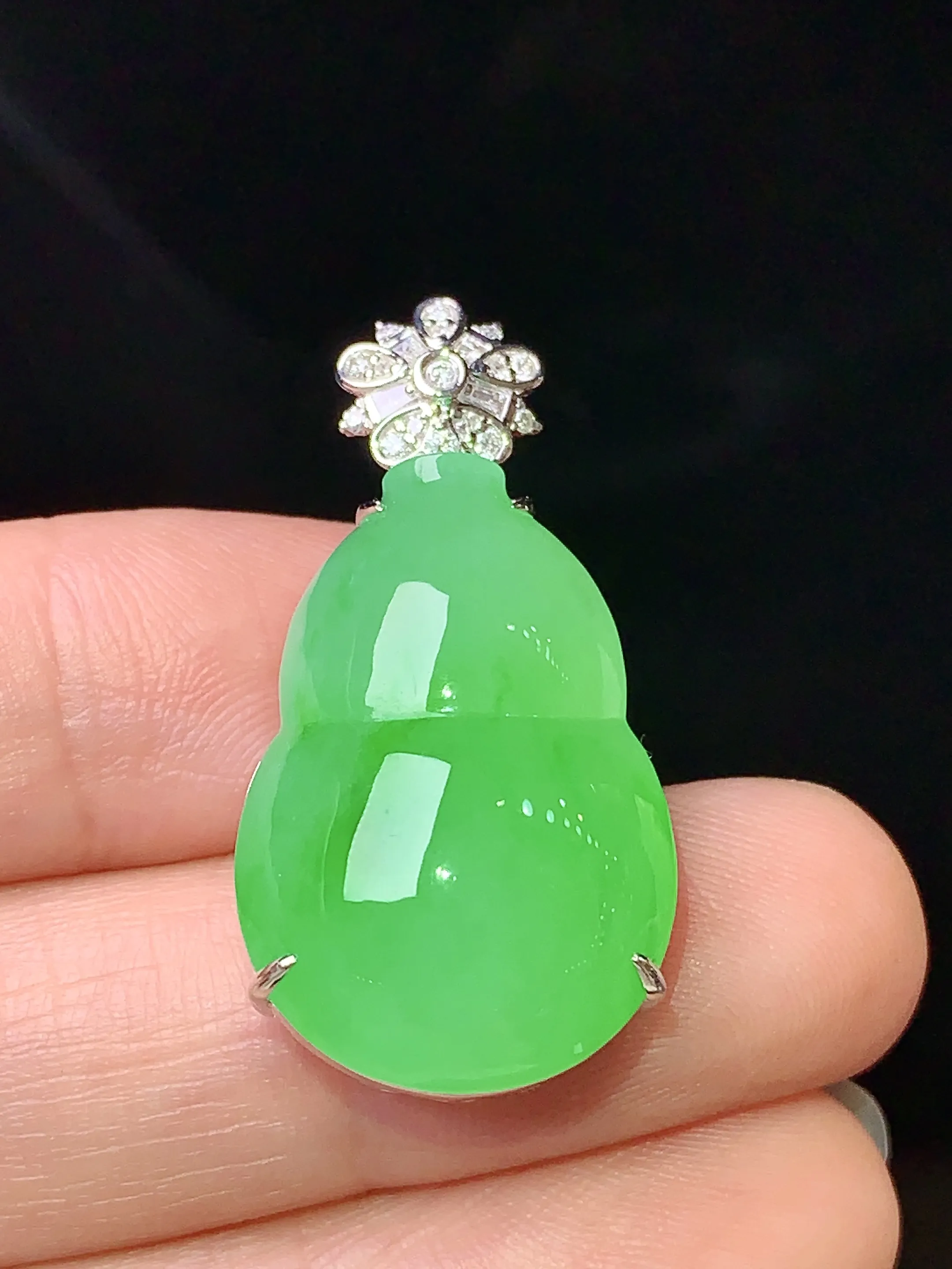 18k金钻镶嵌翠绿葫芦吊坠 玉质细腻 水润亮眼 色泽艳丽 整体尺寸32.2*16.2*9.8