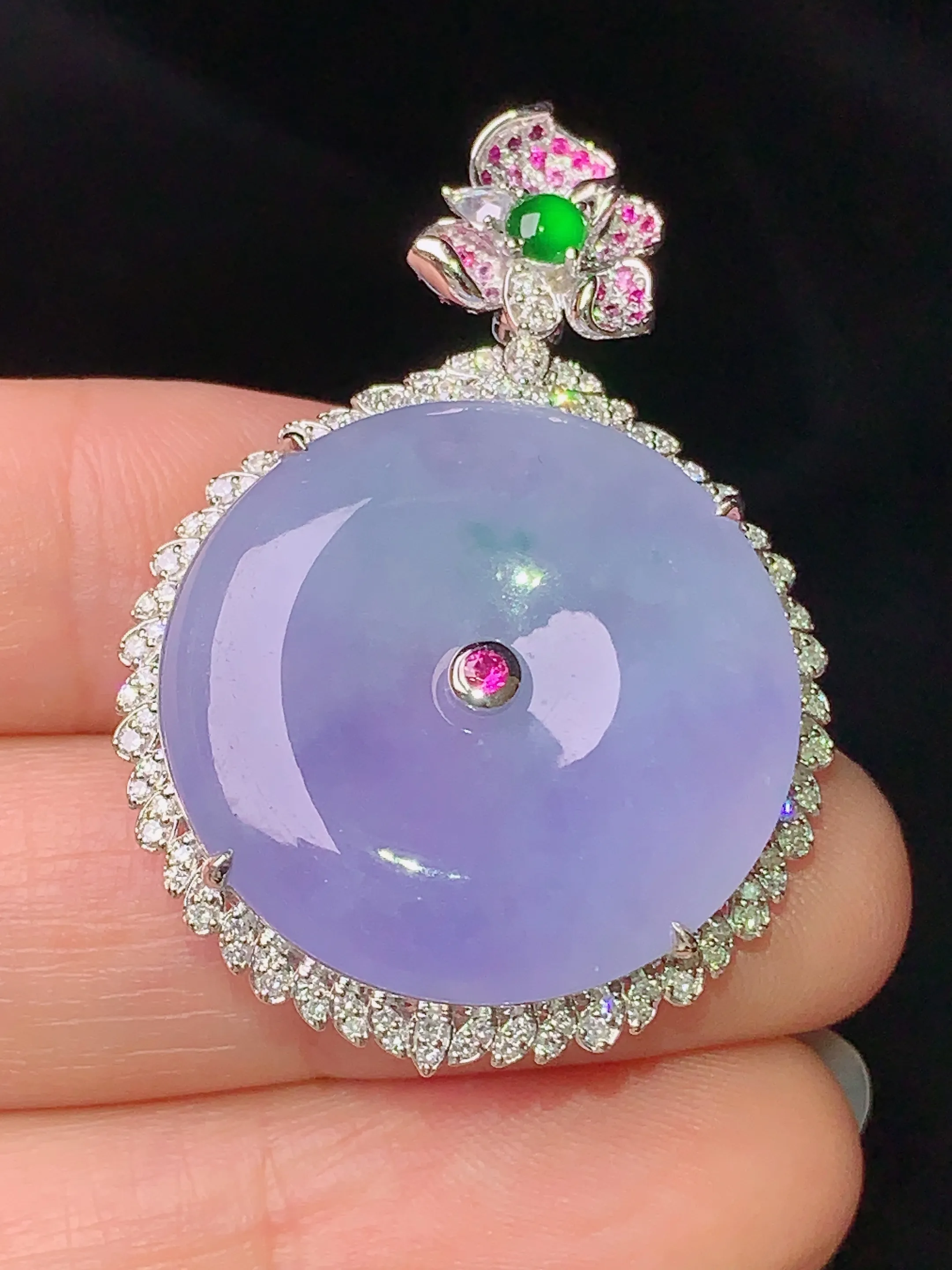 18k金钻镶嵌紫罗兰平安扣吊坠 玉质细腻 水润亮眼  整体尺寸39.2*27.5*7.2