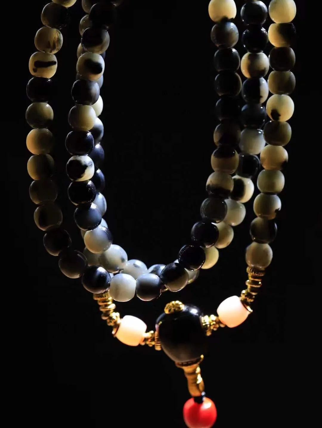 【籽.链.108】

新疆和田青花籽料老型珠108挂链 玉质温润细腻 油性十足 佩戴舒适。珠珠落玉盘，间关莺语花底滑，一生美好时光，无论身在何处，都有它相伴相守。事事顺遂，幸福美满，吉祥如意。重64.2克 尺寸取一6-7mm FDT-781002893