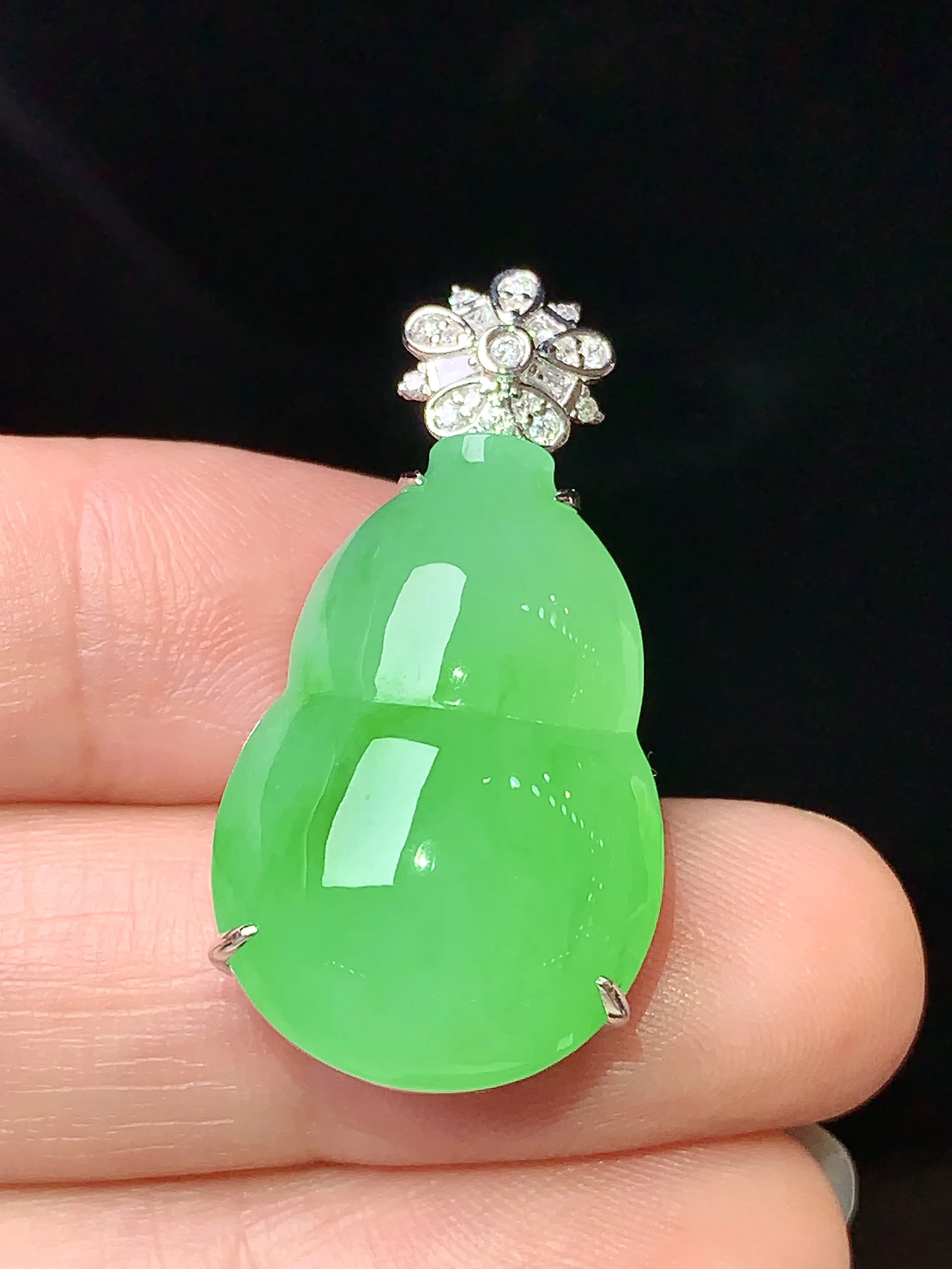 18k金钻镶嵌翠绿葫芦吊坠 玉质细腻 水润亮眼 色泽艳丽 整体尺寸32.2*16.2*9.8