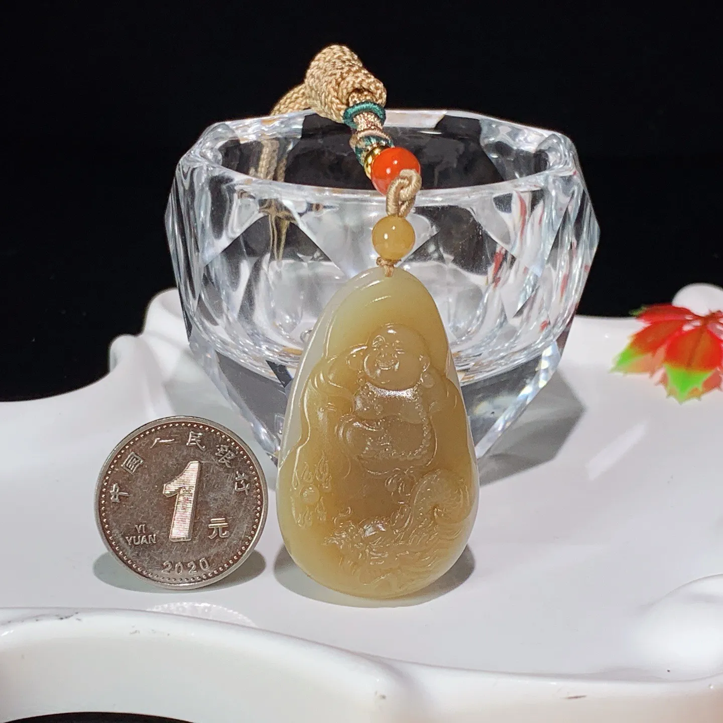 新疆和田玉且末糖佛引福来挂件。尺寸42/27/12重22.8克 无裂无杂 玉质细腻油润 底色纯净 脂粉好，品质好。lt251027