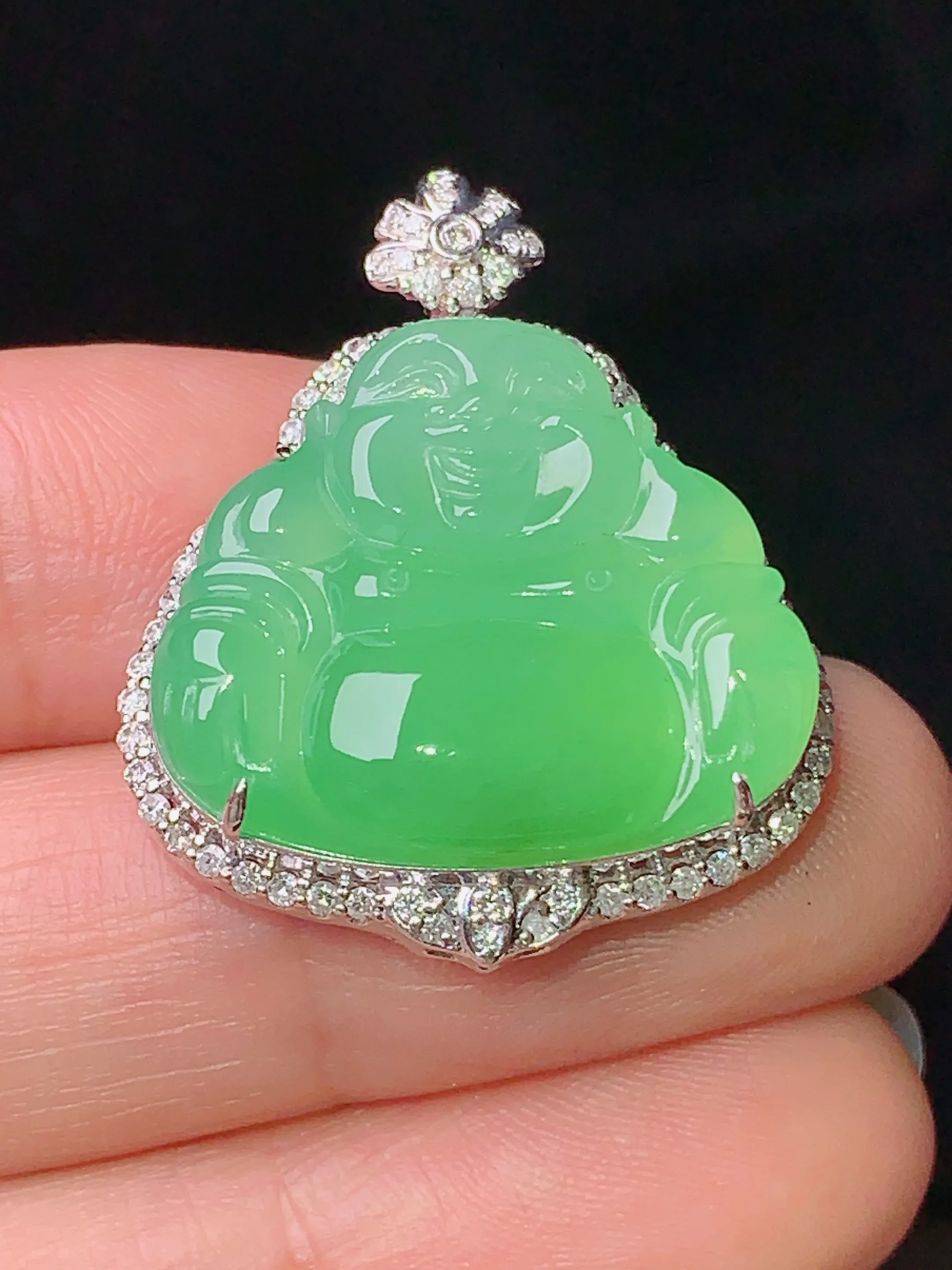 18k金钻镶嵌翠绿佛公吊坠 玉质细腻 水润亮眼 色泽艳丽 整体尺寸29.3*24*9