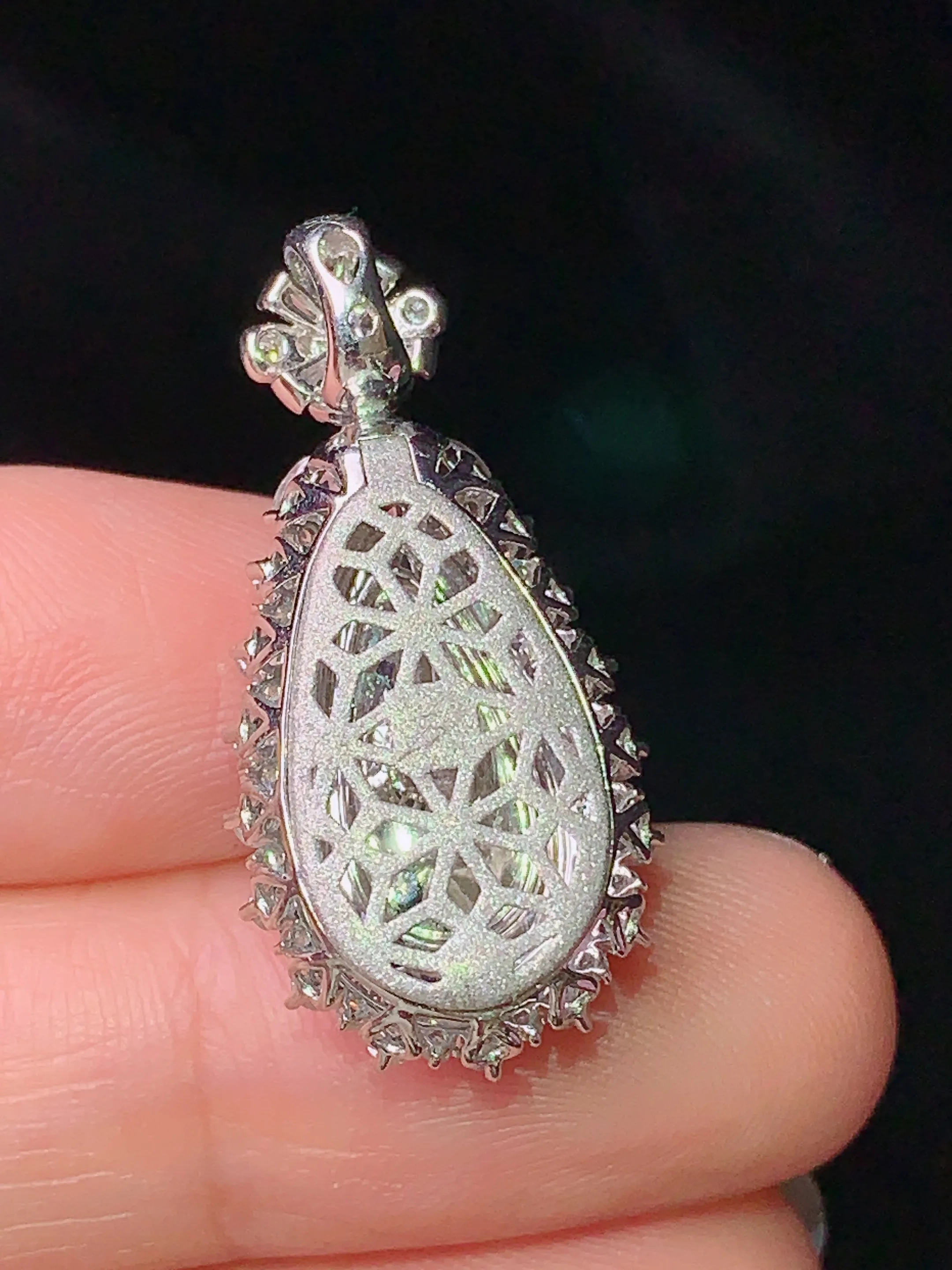 18k金钻镶嵌满绿四季豆吊坠 玉质细腻 水润亮眼  整体尺寸28.8*14*9.5