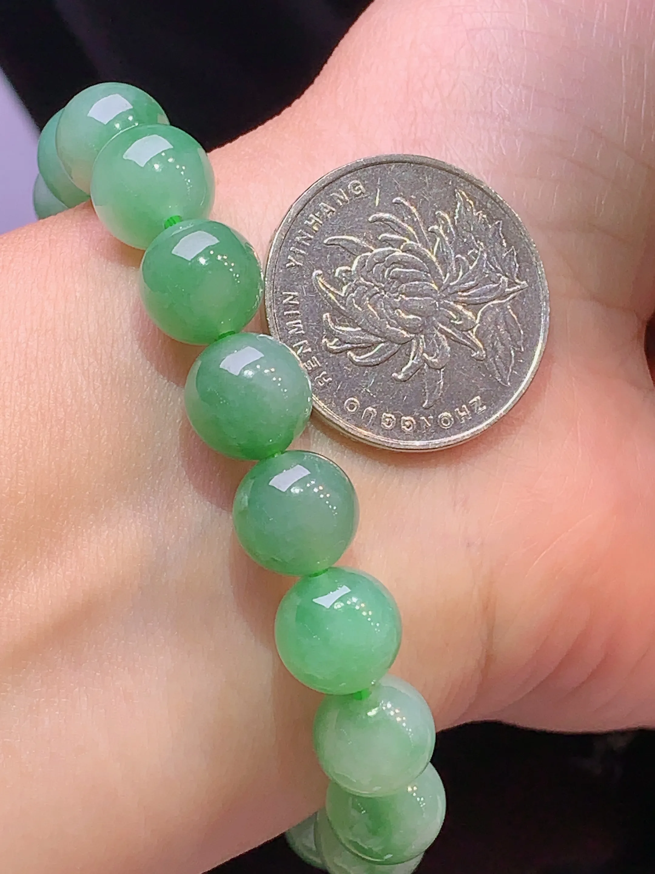 翠绿圆珠手链 玉质细腻 色泽艳丽 水润亮眼  整体尺寸10