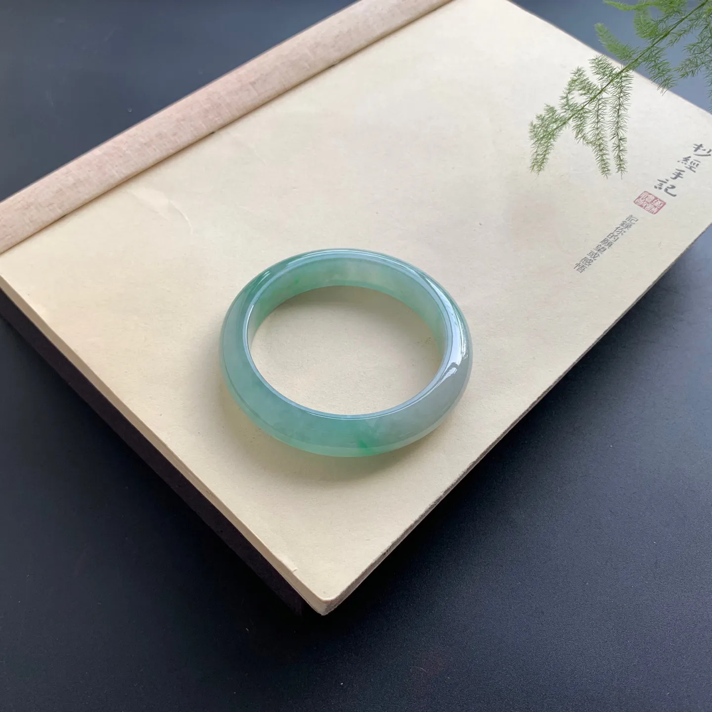 58圈口晴绿正圈手镯 尺寸：58-12.5-9，无纹裂，水润光滑，色泽亮丽