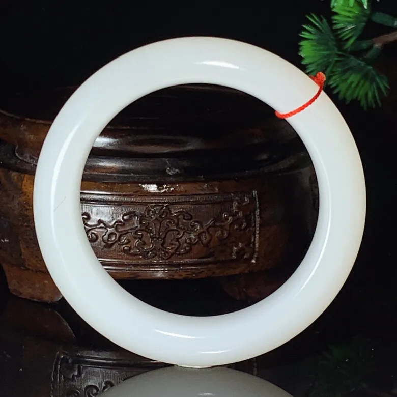 56圈口 新疆和田玉白玉羊脂白玉手镯   羊脂白玉宽版手镯。圈口56条宽17厚10玉质细腻油润 无裂无杂无结构。底色纯净 脂粉好。结构好。品质好！lt251027