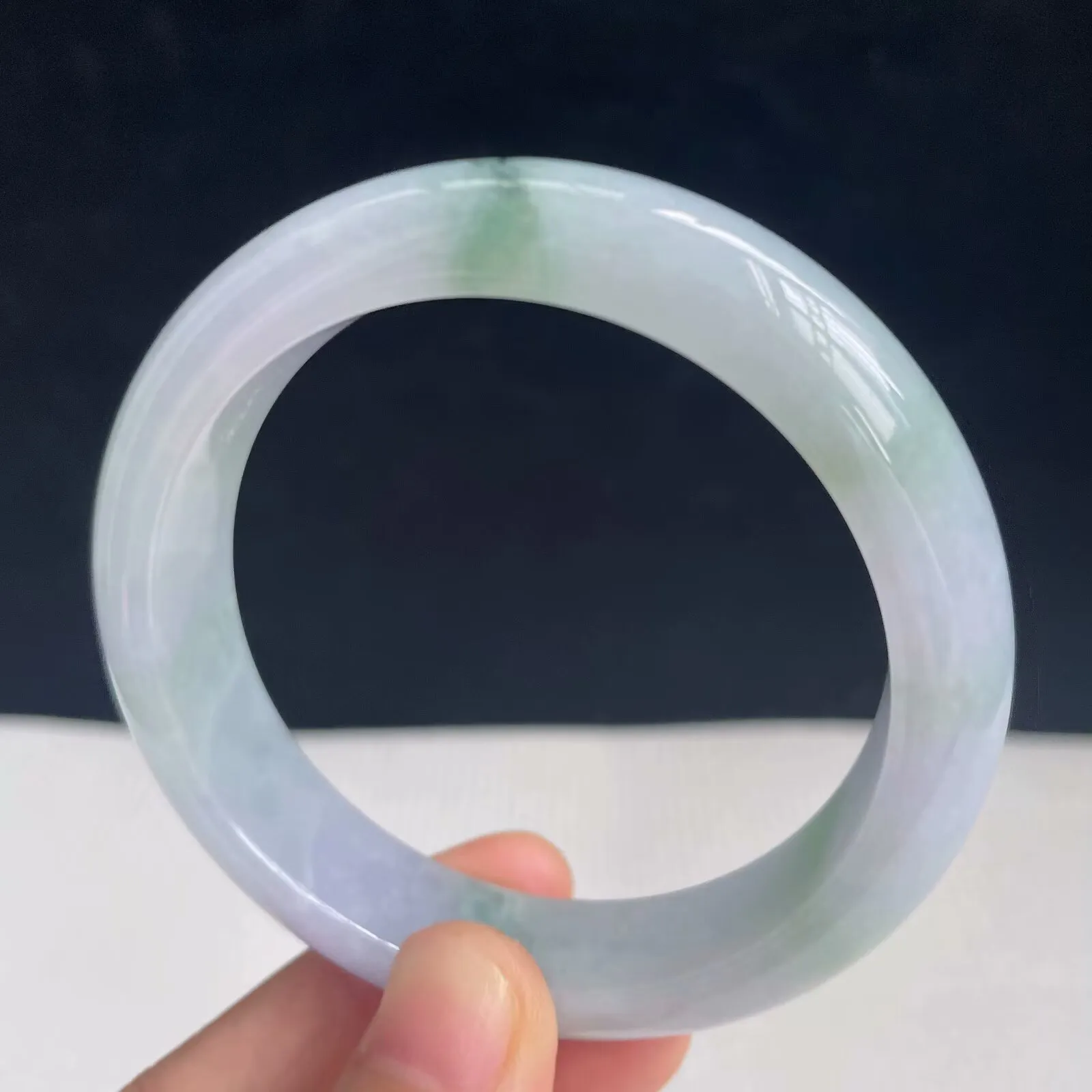 52.8小圈口自然光拍摄天然翡翠淡紫飘绿正圈手镯 51.10克