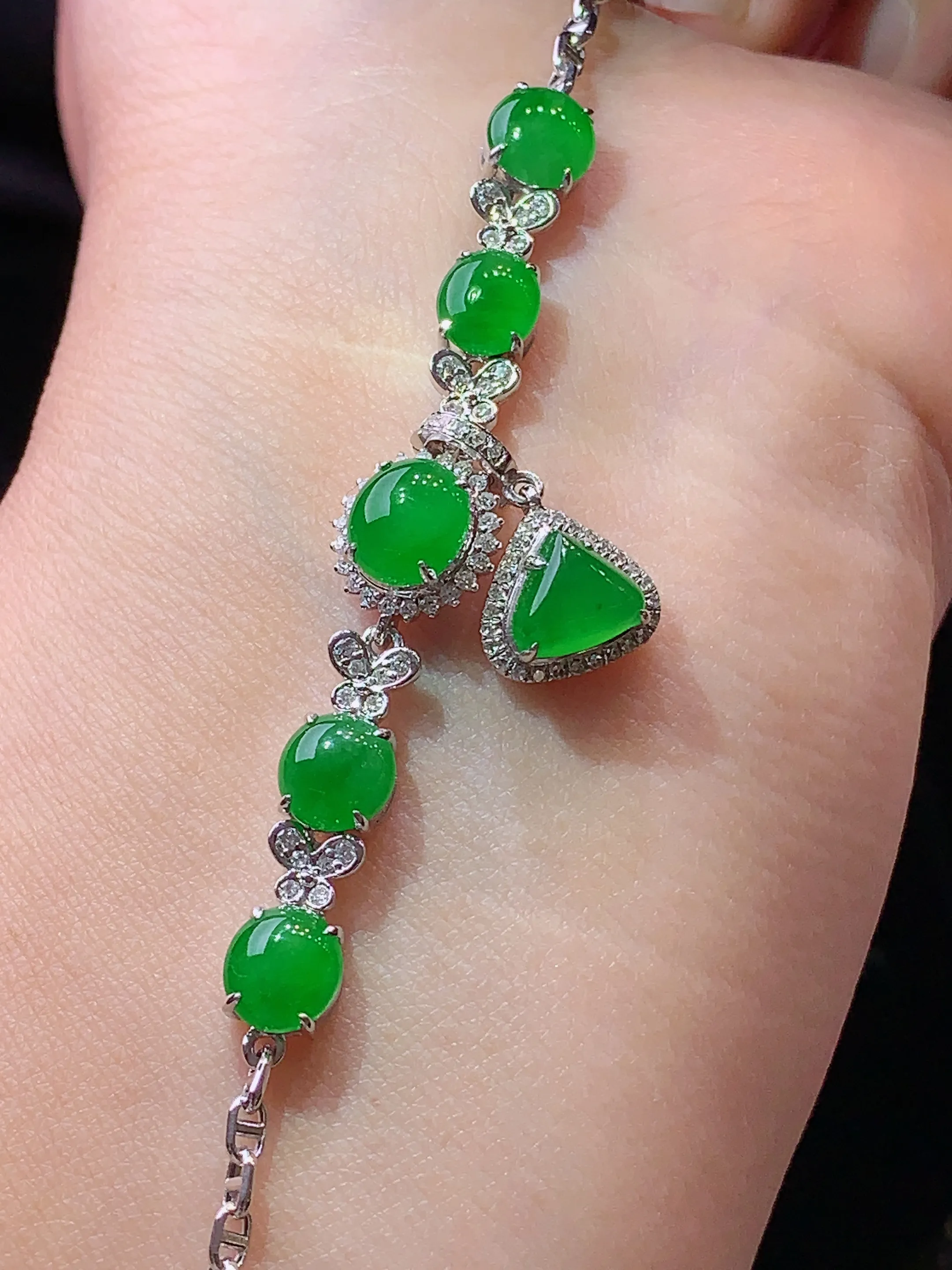 18k金钻镶嵌满绿蛋面吊坠两用款 玉质细腻 水润亮眼 色泽艳丽 整体尺寸55.8*9*5.7