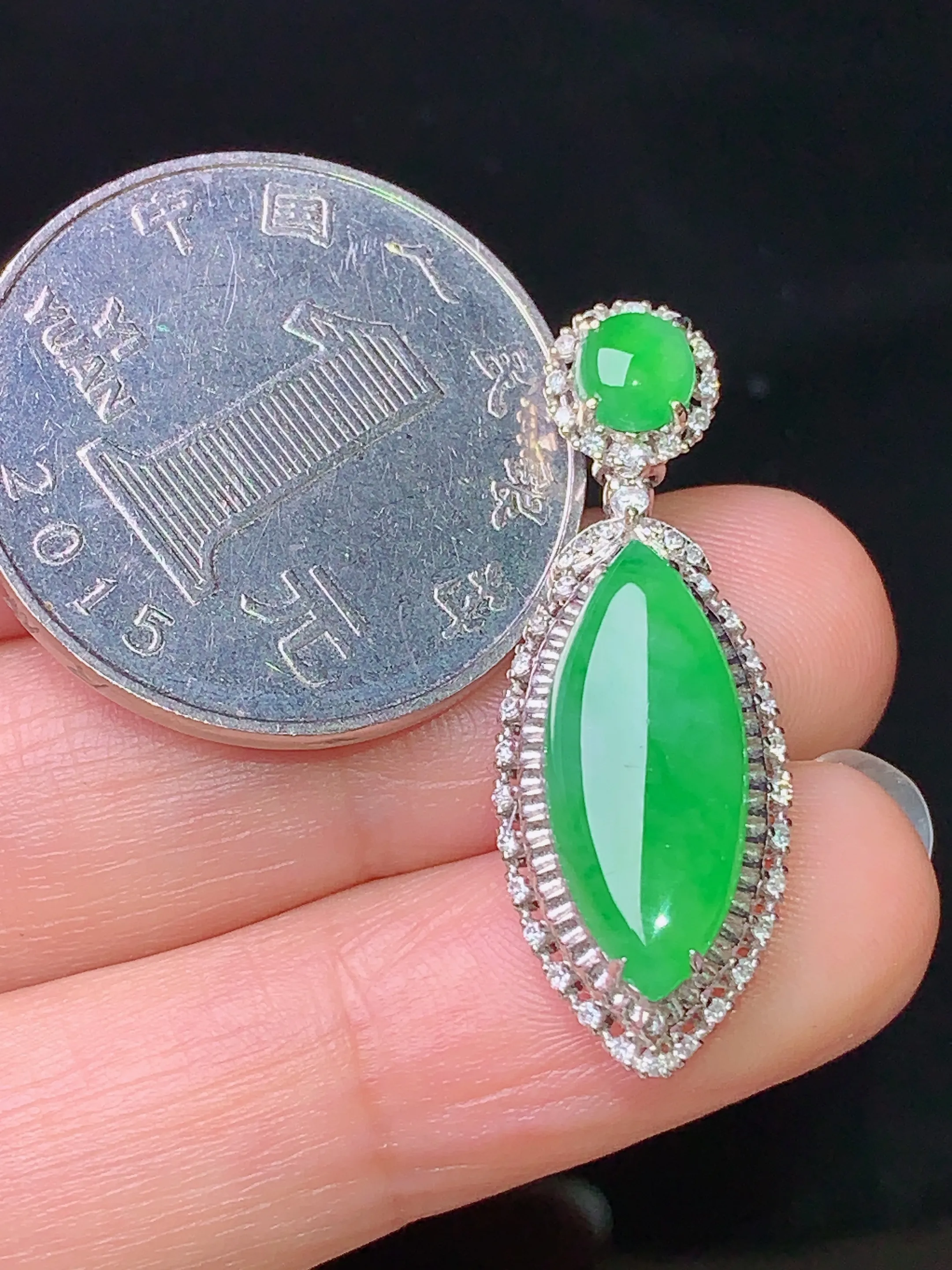 18k金钻镶嵌满绿马眼吊坠 玉质细腻 水润亮眼  整体尺寸31*11.2*7