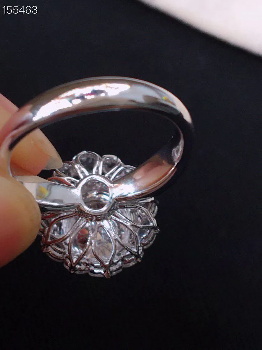 冰种阳绿蛋面戒指、真金真钻镶嵌，种水好，玉质细腻 .裸石尺寸 9.2*7.5