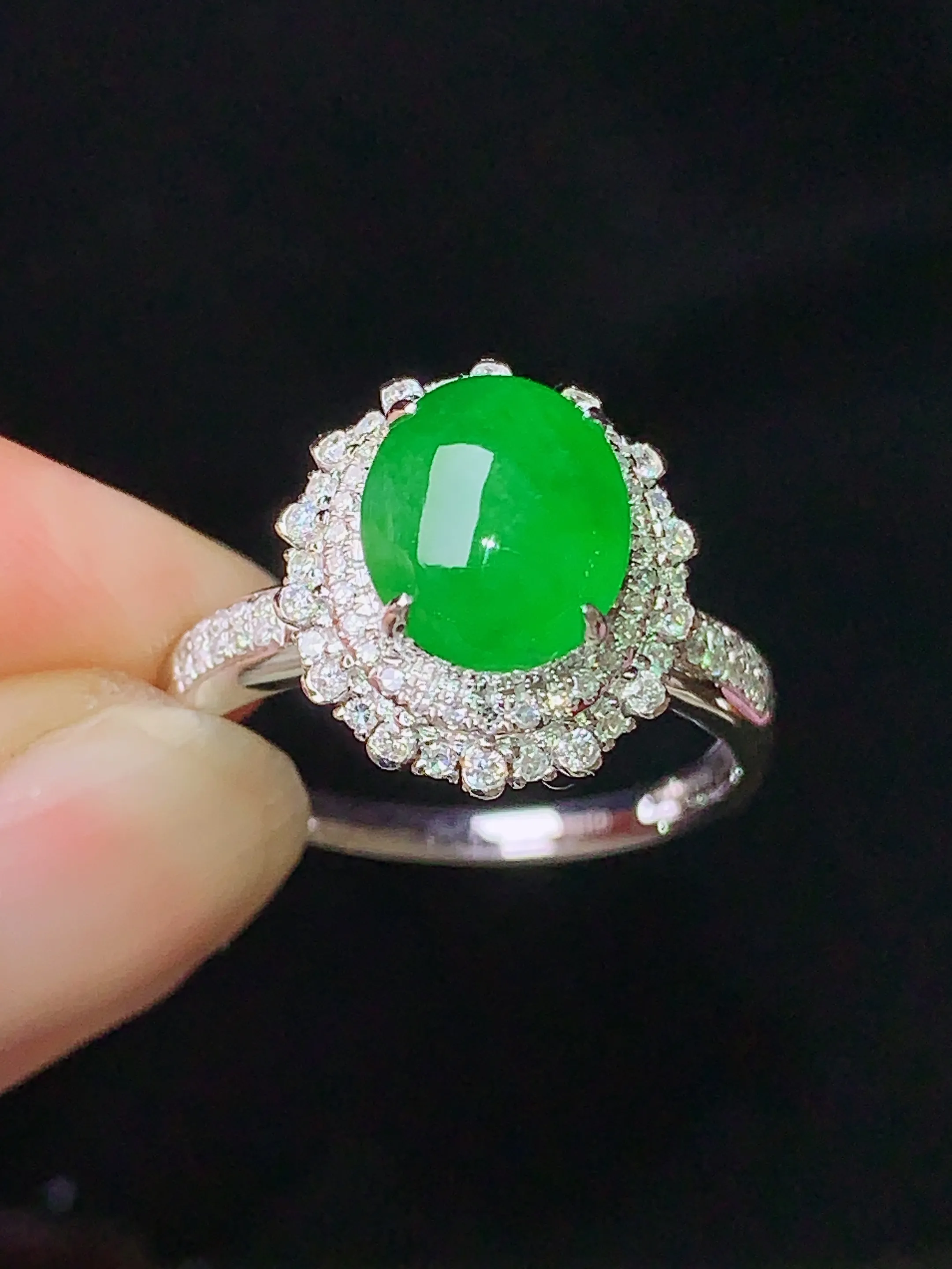 18k金钻镶嵌满绿蛋面戒指 玉质细腻 水润亮眼 色泽艳丽 圈口14.5 整体尺寸14*12.3*10