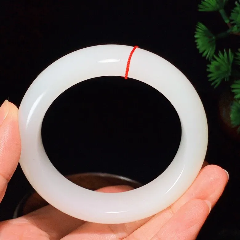 54.5圈口 新疆和田玉白玉羊脂白手镯   羊脂白玉宽版手镯。圈口54.5条宽16厚10重82.2克，白度一级。无裂无杂无结构 玉质细腻油润 底色纯净 脂粉好。结构好。品质好！lt251027