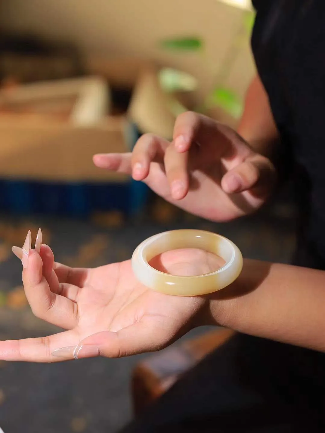 【腕间柔情.手镯】   

收藏级️和田玉糖白玉手镯 玉质温润细腻 油性十足 古朴秀雅 轻抚岁月的