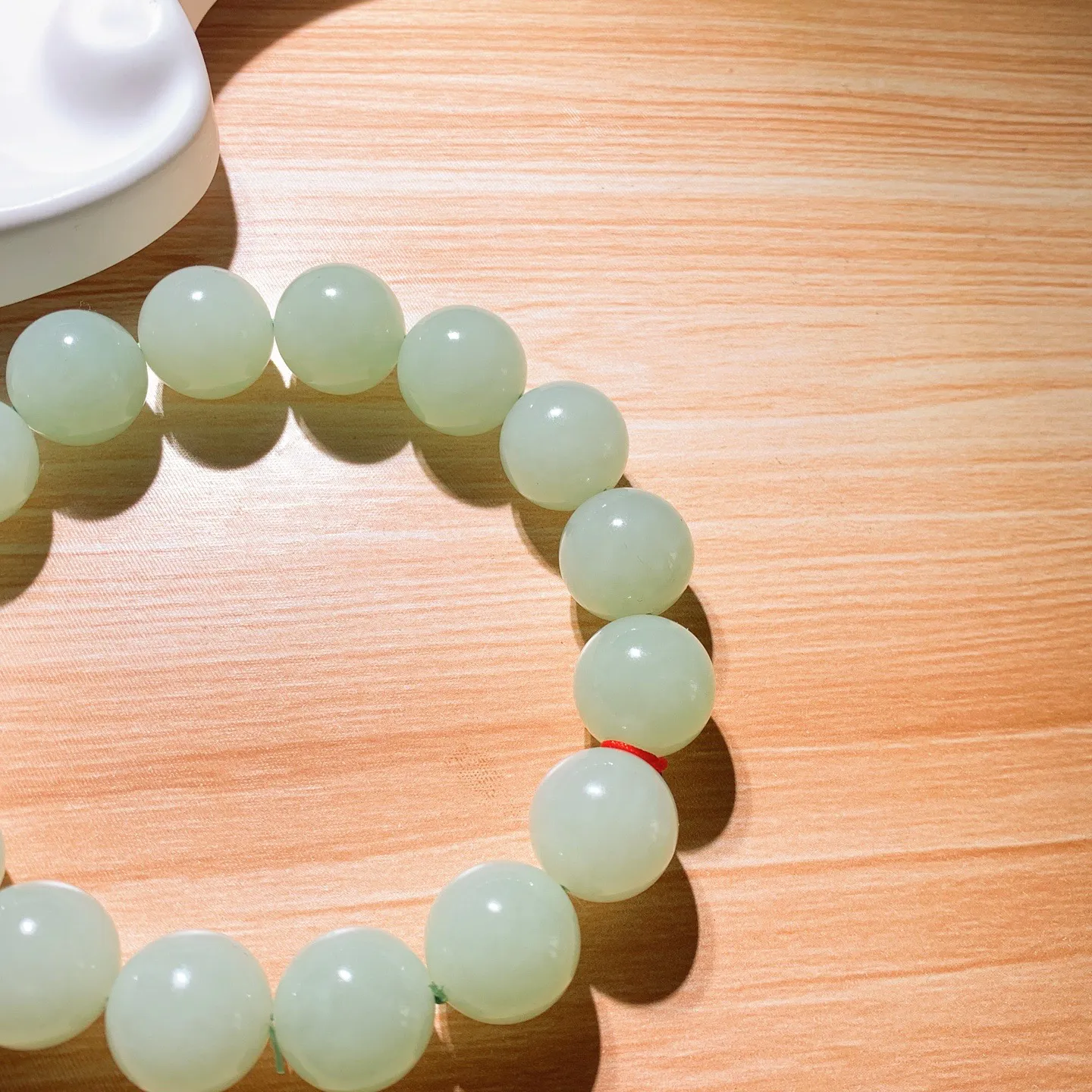 和田玉俄翠翠青圆珠手串。尺寸14重68克 玉质细腻油润 底色纯净 脂粉好，品质好！lt250807