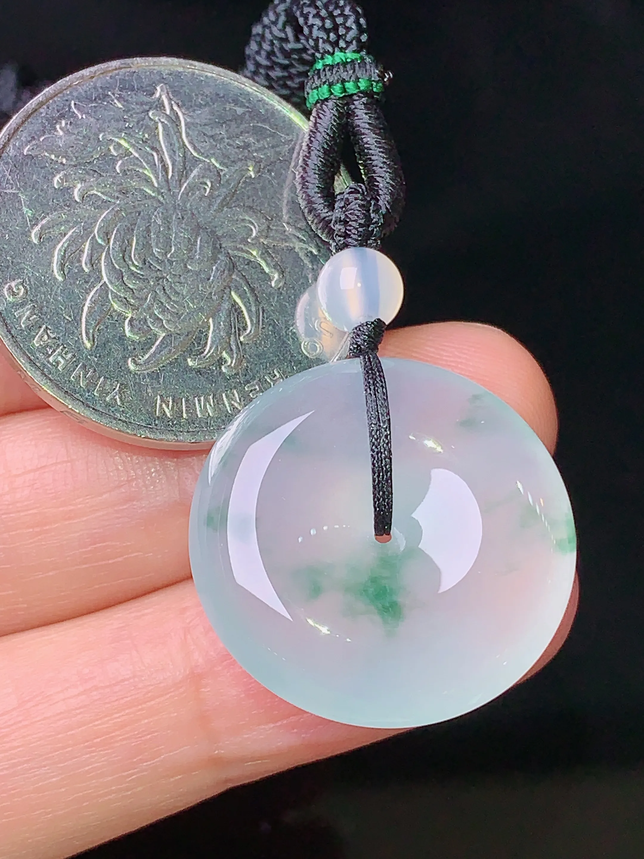 冰种平安扣吊坠 玉质细腻 色泽艳丽 水润亮眼  整体尺寸22.5*6.3