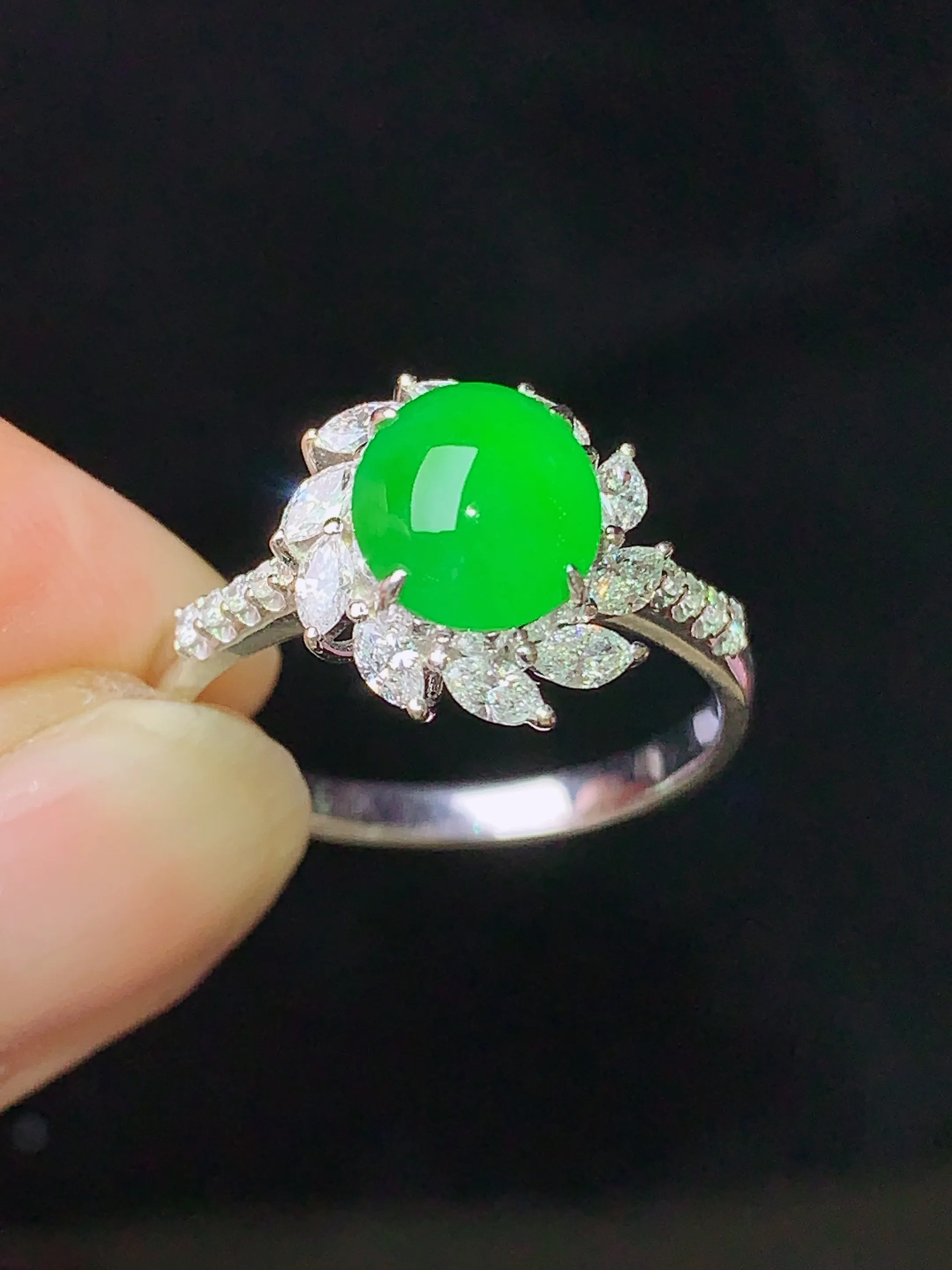 18k金钻镶嵌翠绿蛋面戒指 玉质细腻 水润亮眼 色泽艳丽 圈15.5 整体尺寸12*7.5