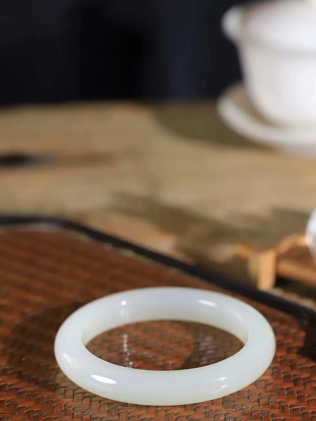 【花样年华·手镯】

精品和田玉白玉手镯，质地油润细腻，色泽高贵典雅，镯型古朴典雅。在诗情画意的雨巷