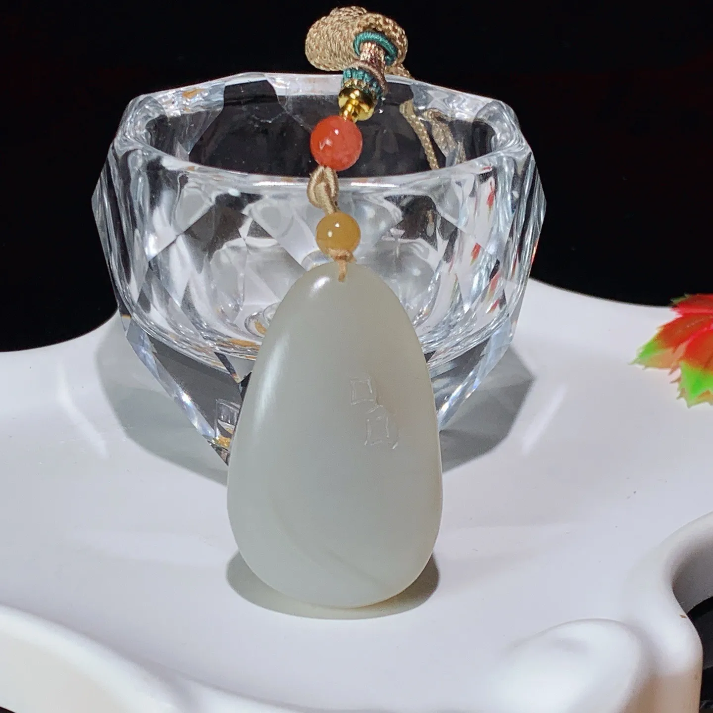 新疆和田玉且末糖佛引福来挂件。尺寸42/27/12重22.8克 无裂无杂 玉质细腻油润 底色纯净 脂粉好，品质好。lt251027