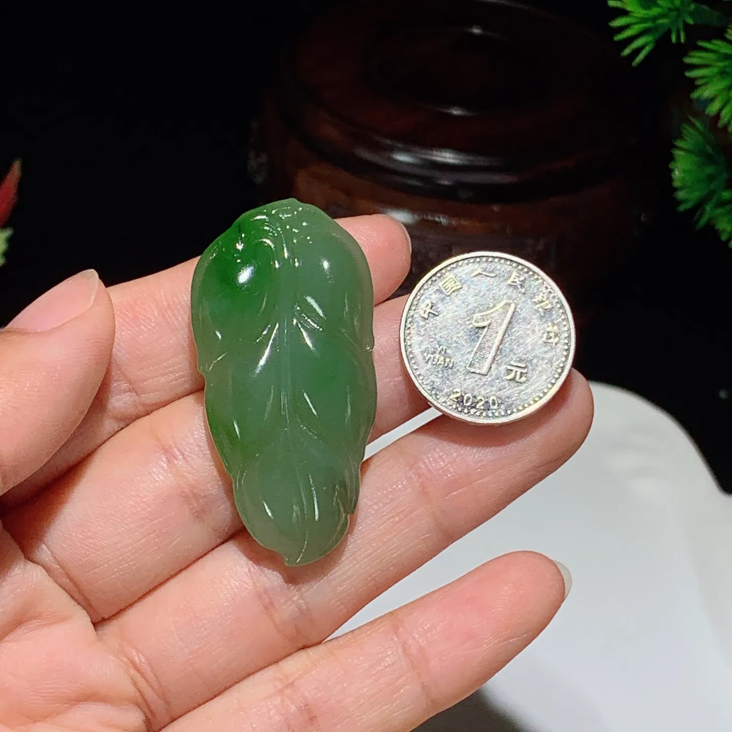 和田玉阳绿俄罗斯碧玉金枝玉叶树叶挂件。尺寸46/23/9重14克 玉质细腻油润 底色纯净 脂粉好，品质好。lt251027