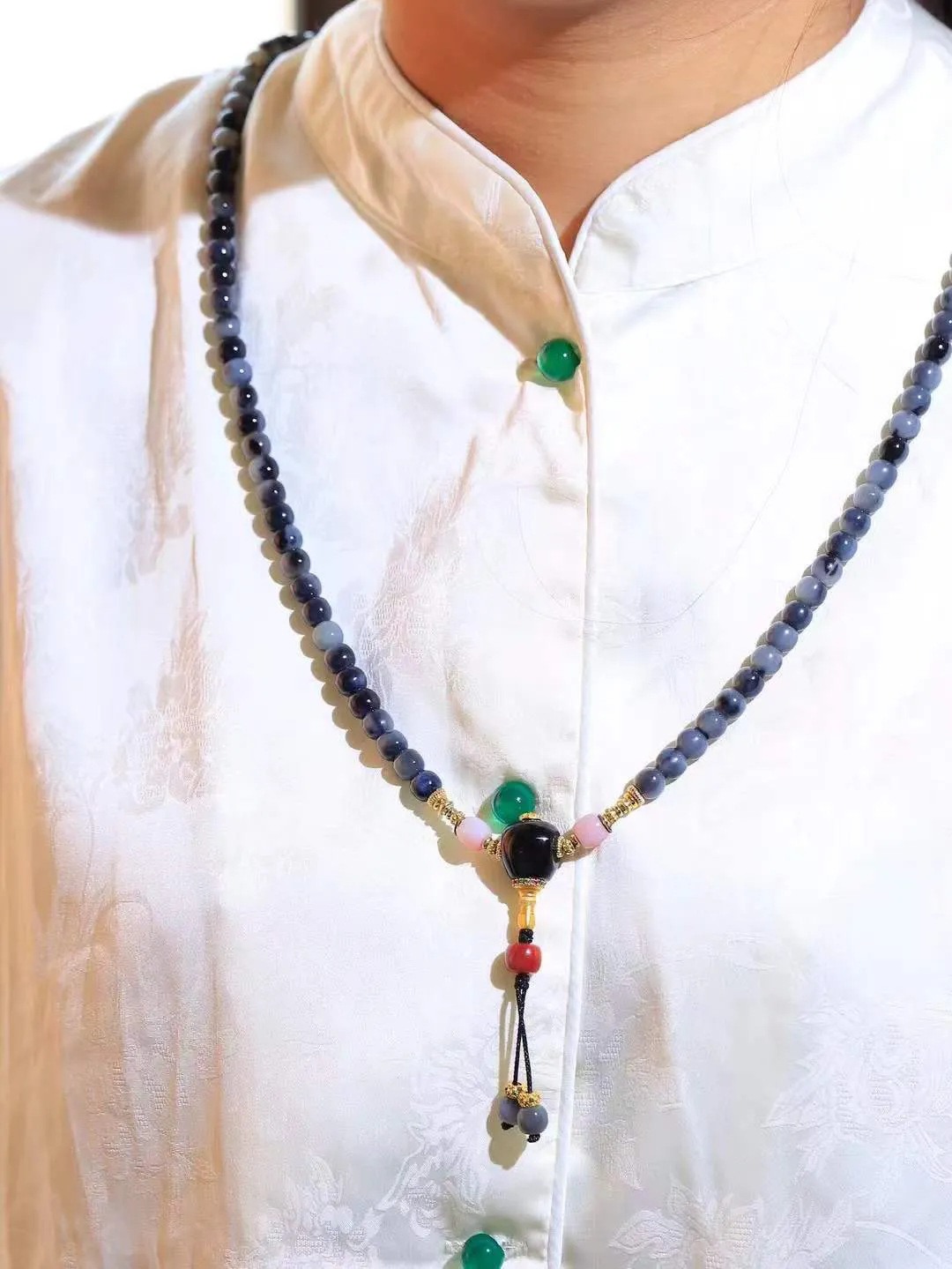 【籽.链.108】

新疆和田青花籽料老型珠108挂链 玉质温润细腻 油性十足 佩戴舒适。珠珠落玉盘