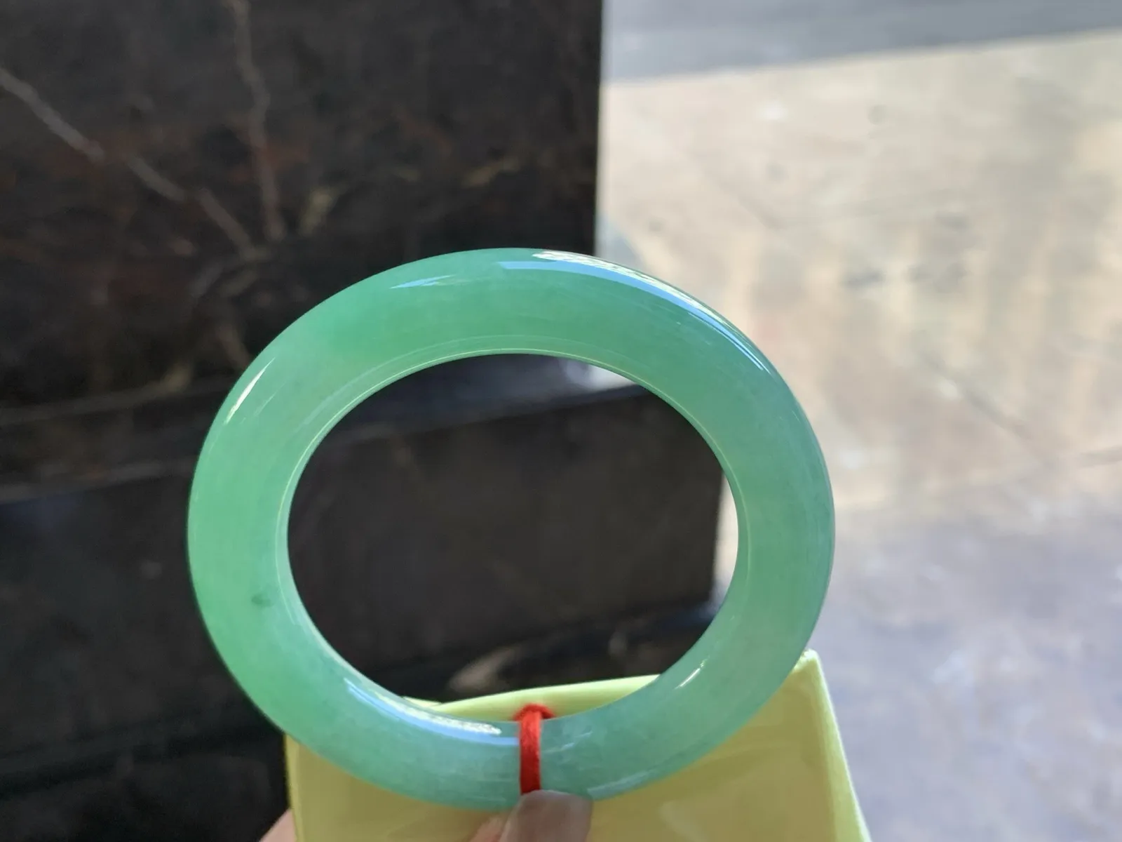 55.5-11.8

阳绿色圆条手镯^_^色阳 玉质温润