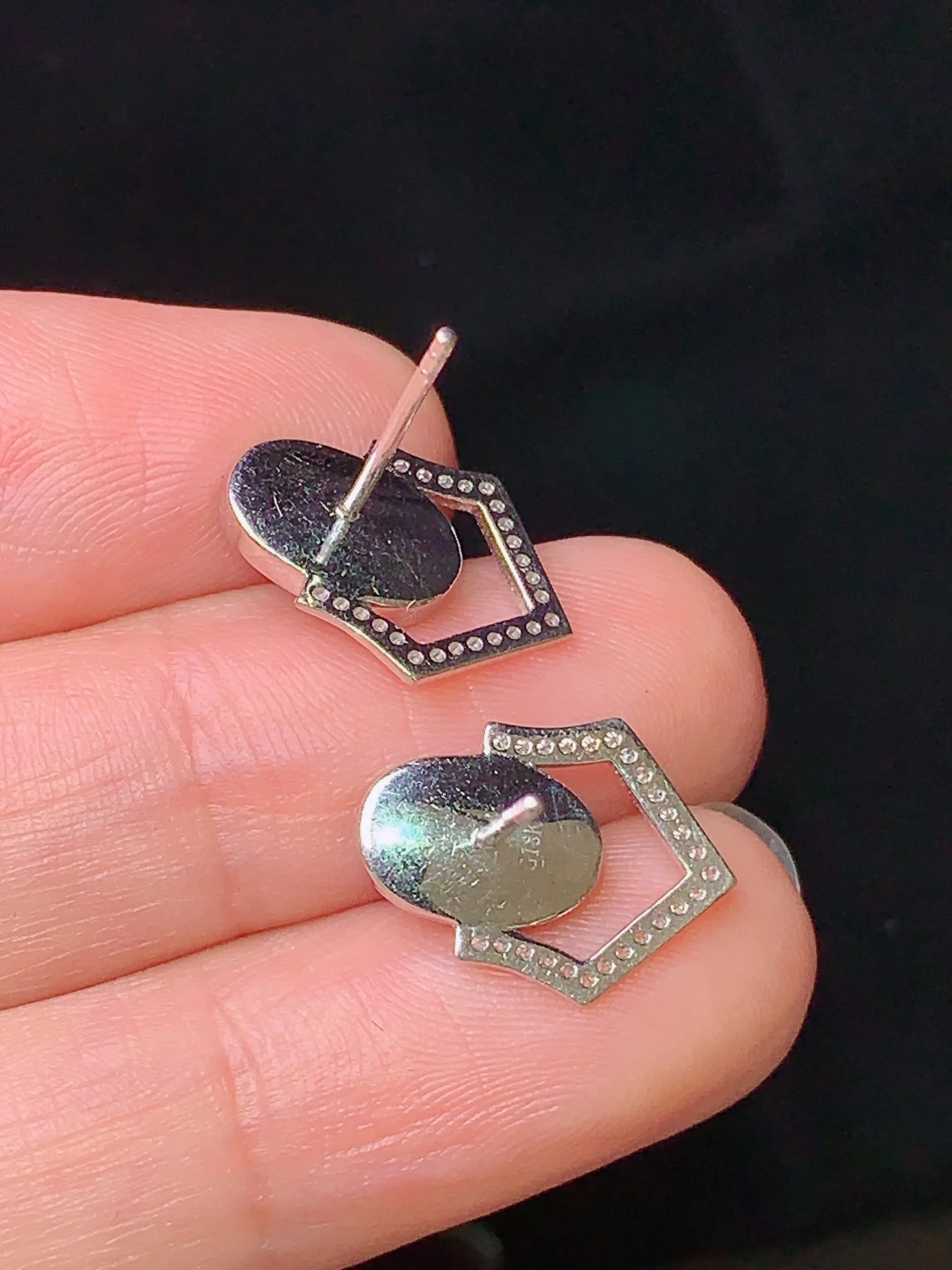 18k金钻镶嵌满绿蛋面耳钉 玉质细腻 水润亮眼 色泽艳丽 整体尺寸14.5*10.8*4.3