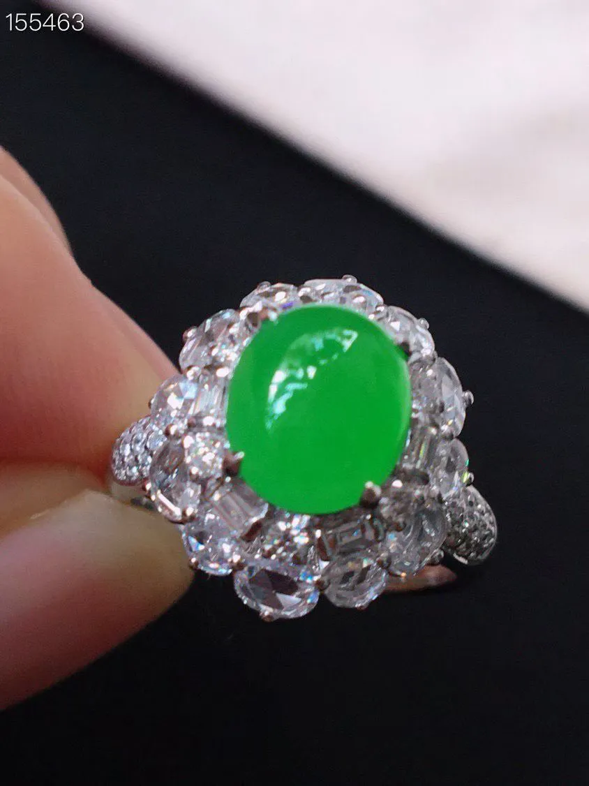 冰种阳绿蛋面戒指、真金真钻镶嵌，种水好，玉质细腻 .裸石尺寸 9.2*7.5
