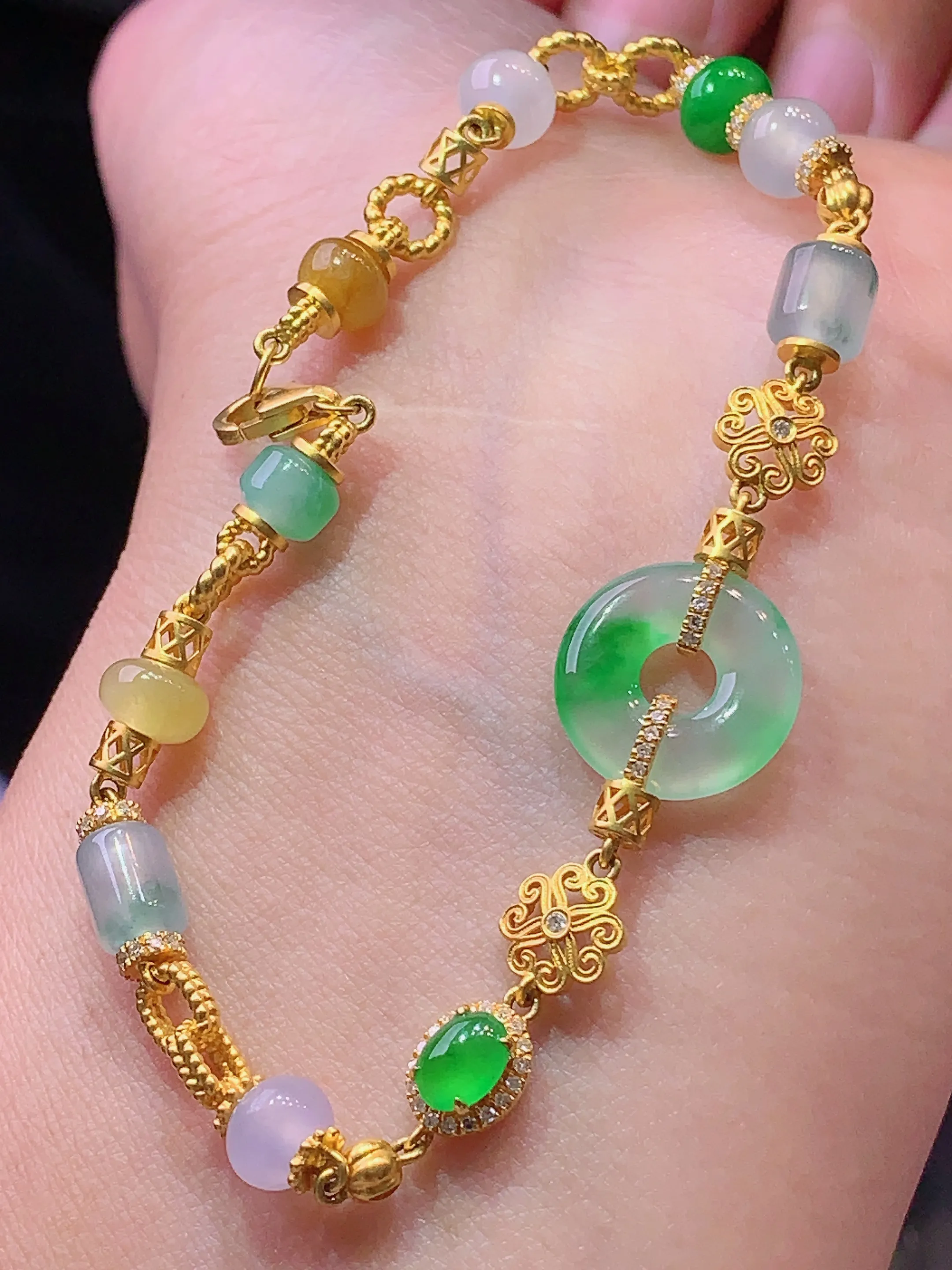 18k金钻镶嵌多宝平安扣手链 吊坠 玉质细腻 色泽艳丽 水润亮眼  整体尺寸12.8*2.3