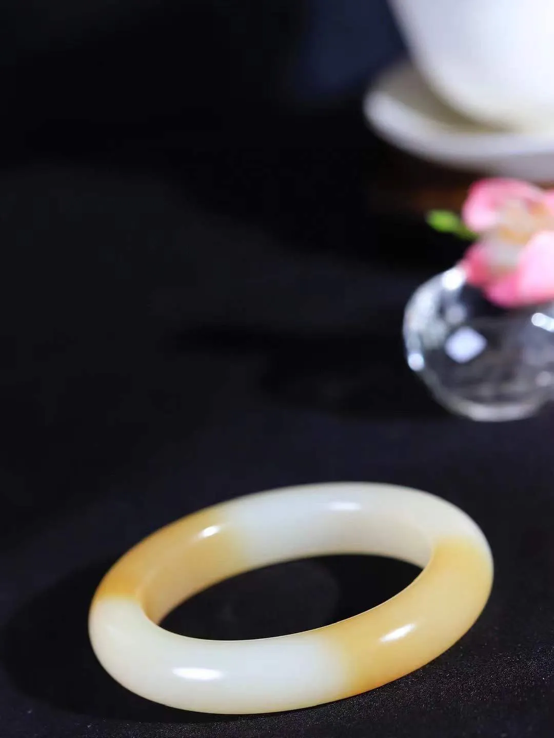 【腕间柔情.手镯】   

收藏级️和田玉糖白玉手镯 玉质温润细腻 油性十足 古朴秀雅 轻抚岁月的栏杆软香温玉，腕间玉镯轻轻晃动，令人情动心间，撷一缕月末的芬芳，把心思铺陈，时光静美，惟有你最温柔。重61.8克   尺寸51.5-12.7-10.2mm  461042800T