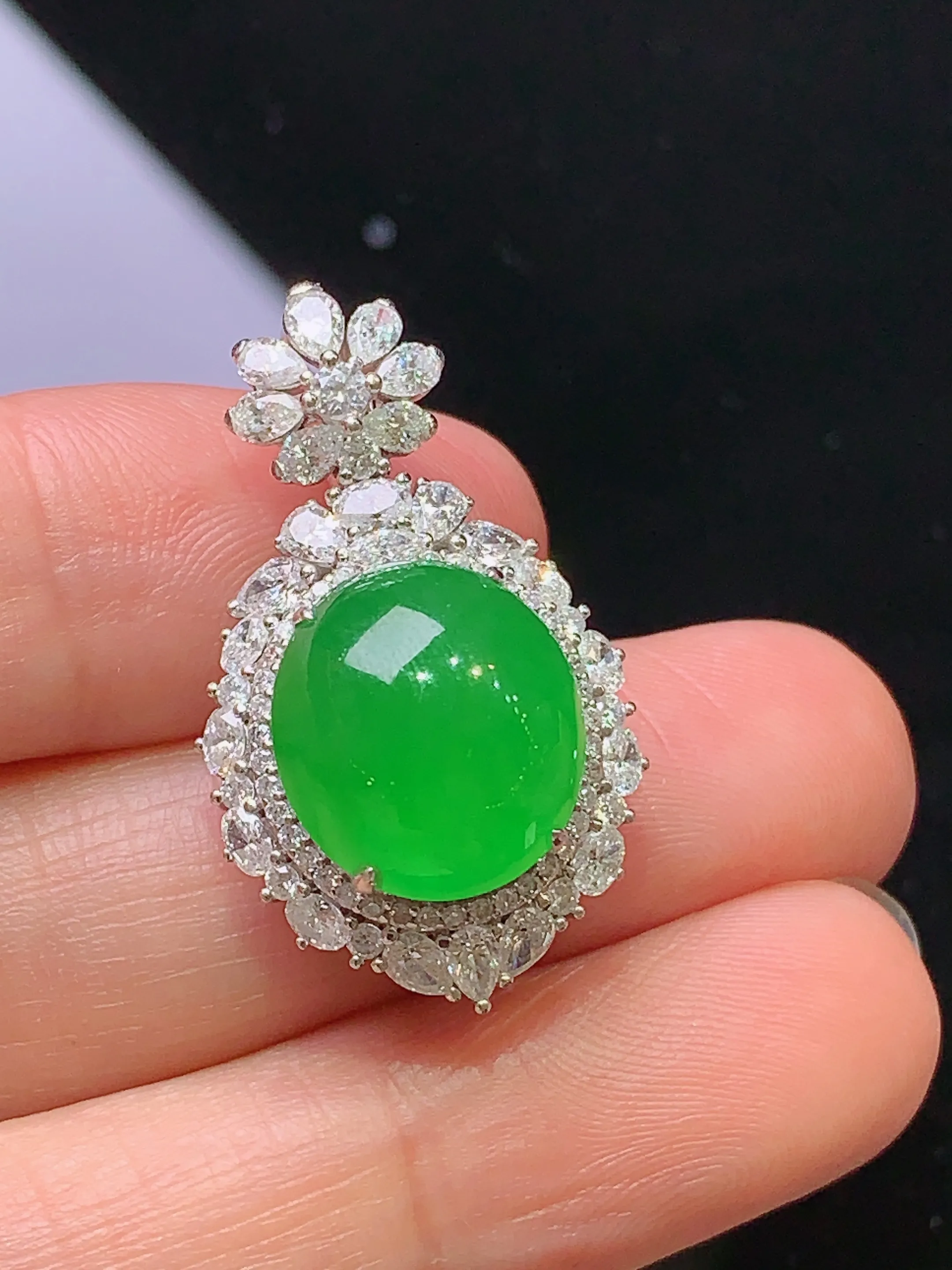 18k金钻镶嵌满绿蛋面戒指 玉质细腻 水润亮眼 色泽艳丽 圈口15.5 整体尺寸16.7*13.8*8.8