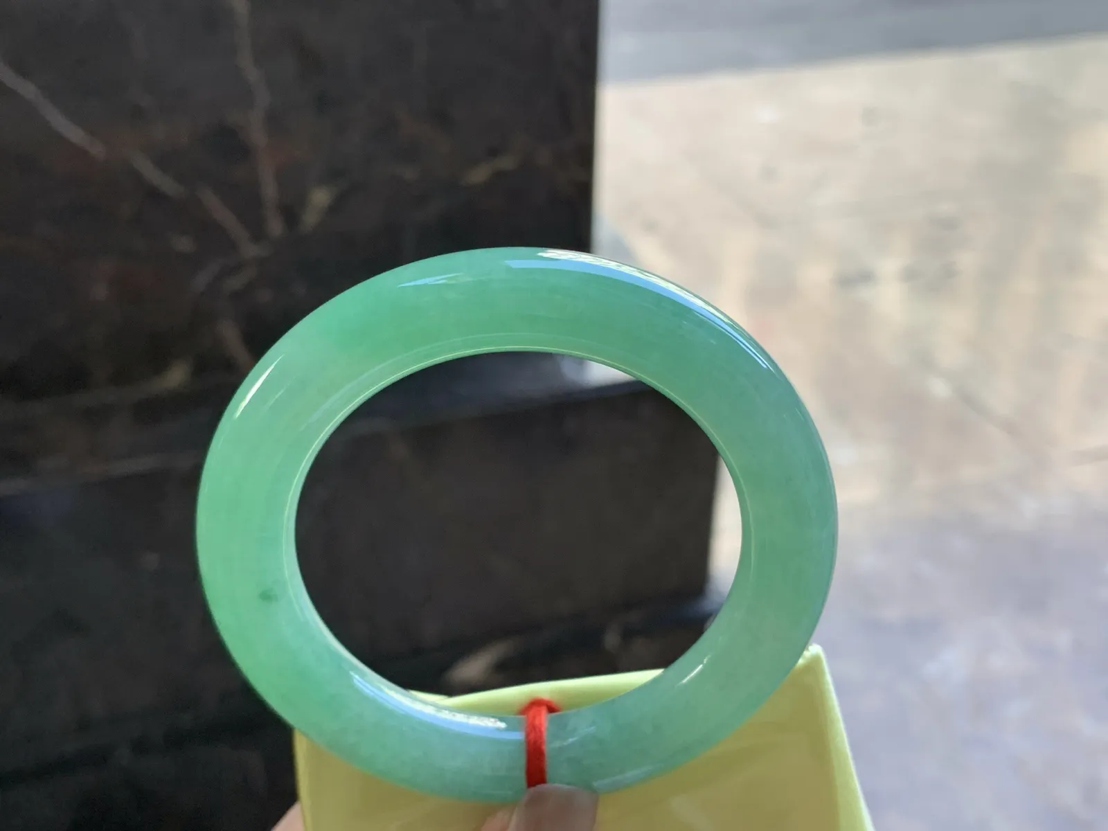 55.5-11.8

阳绿色圆条手镯^_^色阳 玉质温润