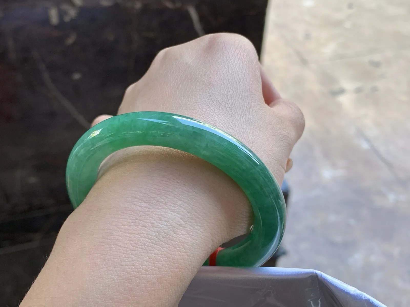 53-10

浓绿色圆条手镯^_^颜色鲜艳 玉质温润