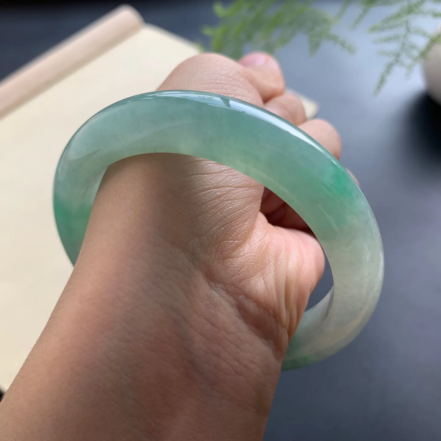 58圈口晴绿正圈手镯 尺寸：58-12.5-9，无纹裂，水润光滑，色泽亮丽