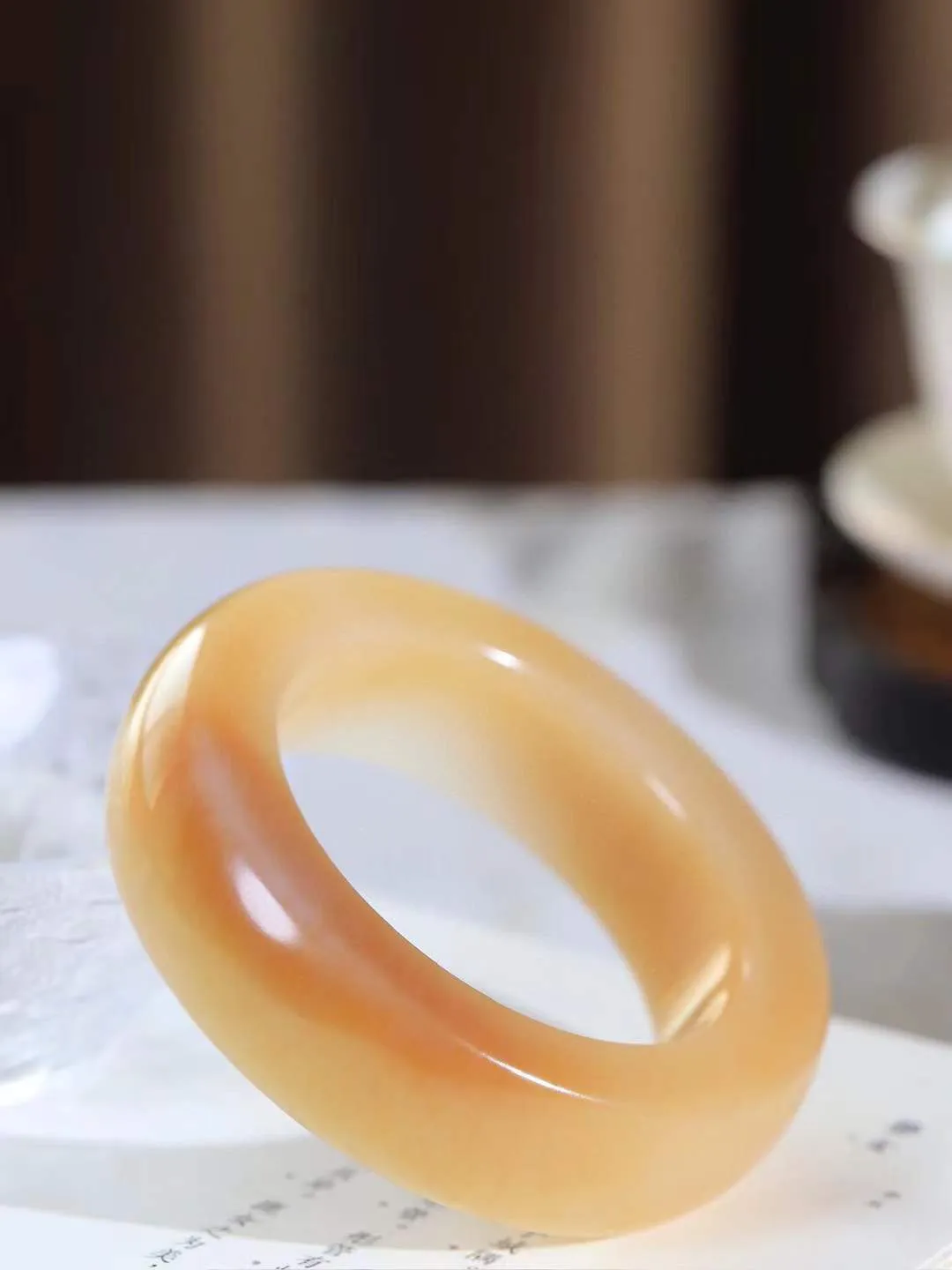 （一见倾心.手镯）

收藏级臻品️和田玉糖白玉手镯，玉质温润细腻 油性十足 手感舒适，高华雅逸，线条流畅，简约大气，美自天成，素雅高贵。佩戴于腕间，婉约之美，举手投足间透出那低调奢华。重151.2克  尺寸55-19.8-13.3mm161032830T