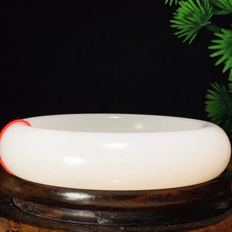 56圈口 新疆和田玉白玉羊脂白玉手镯   羊脂白玉宽版手镯。圈口56条宽17厚10玉质细腻油润 无裂无杂无结构。底色纯净 脂粉好。结构好。品质好！lt251027