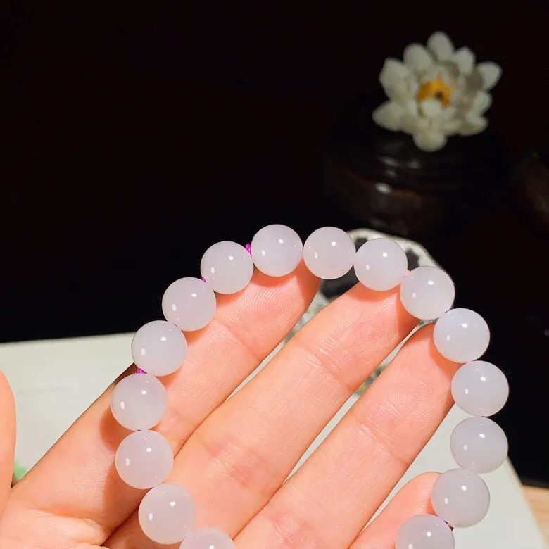 和田玉紫罗兰圆珠手串 。尺寸10重28克 玉质细腻油润  冰透水润  脂粉好，品质好。lt25102