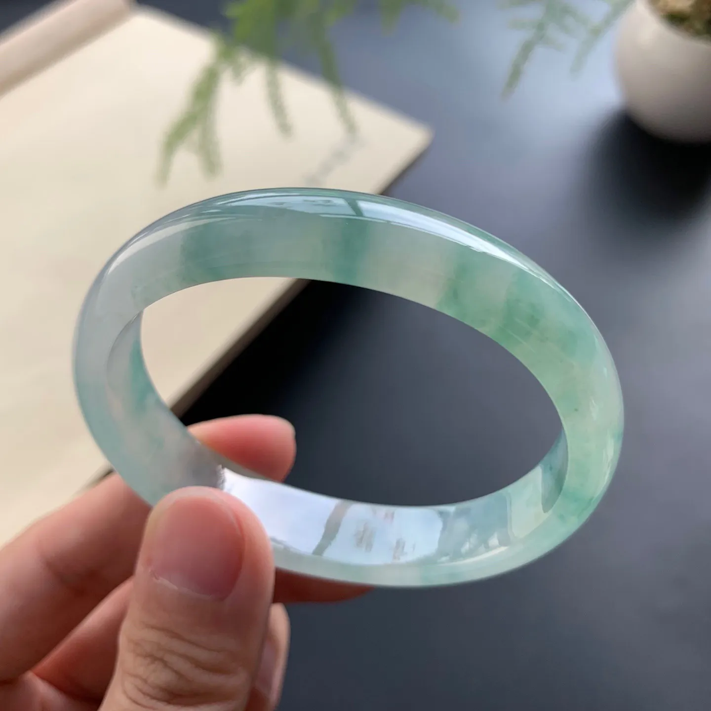 53.2圈口冰飘花贵妃手镯 尺寸：53.2-44-12.2-6，无纹裂，水润起胶，花色灵动