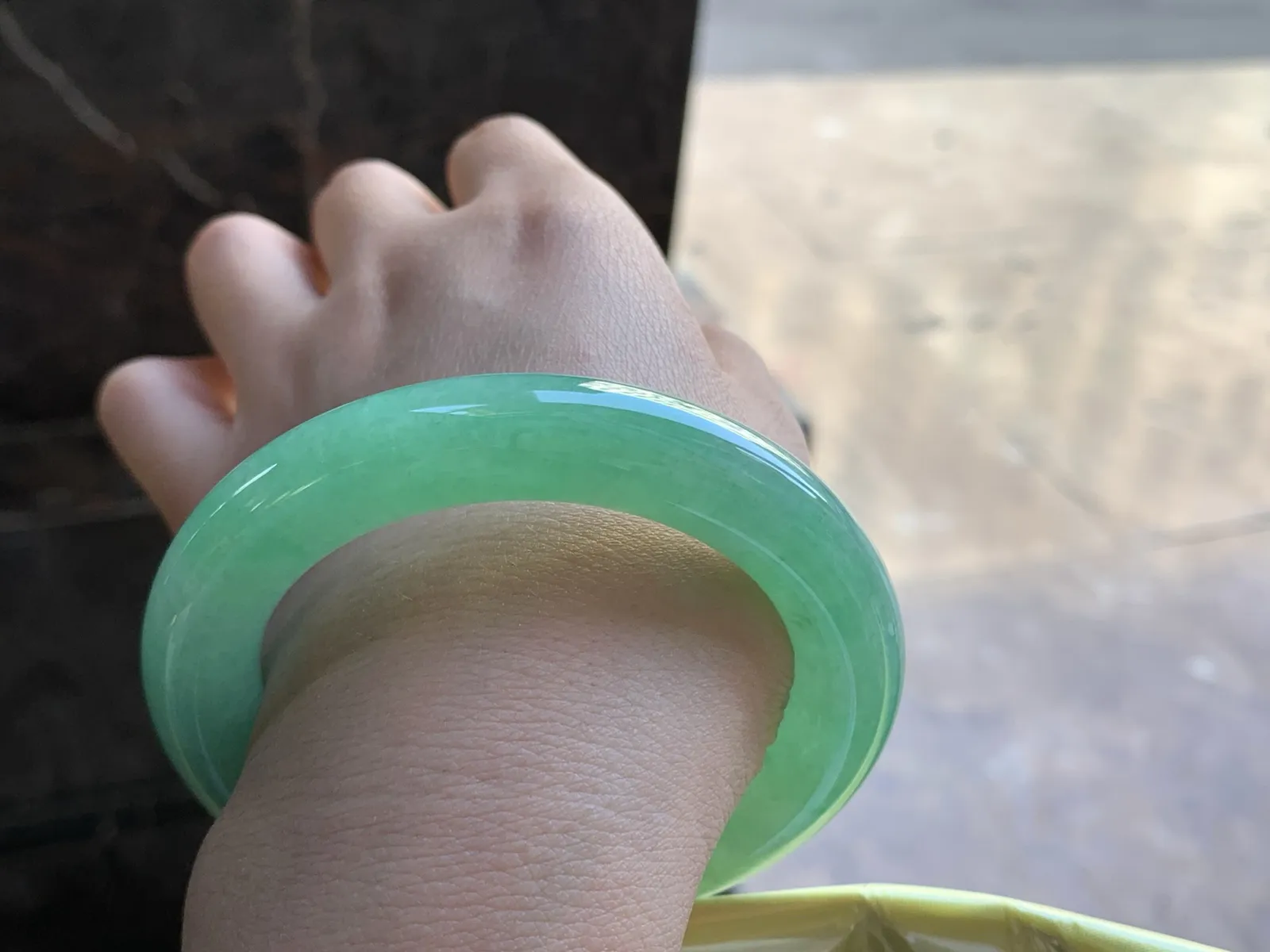 55.5-11.8

阳绿色圆条手镯^_^色阳 玉质温润