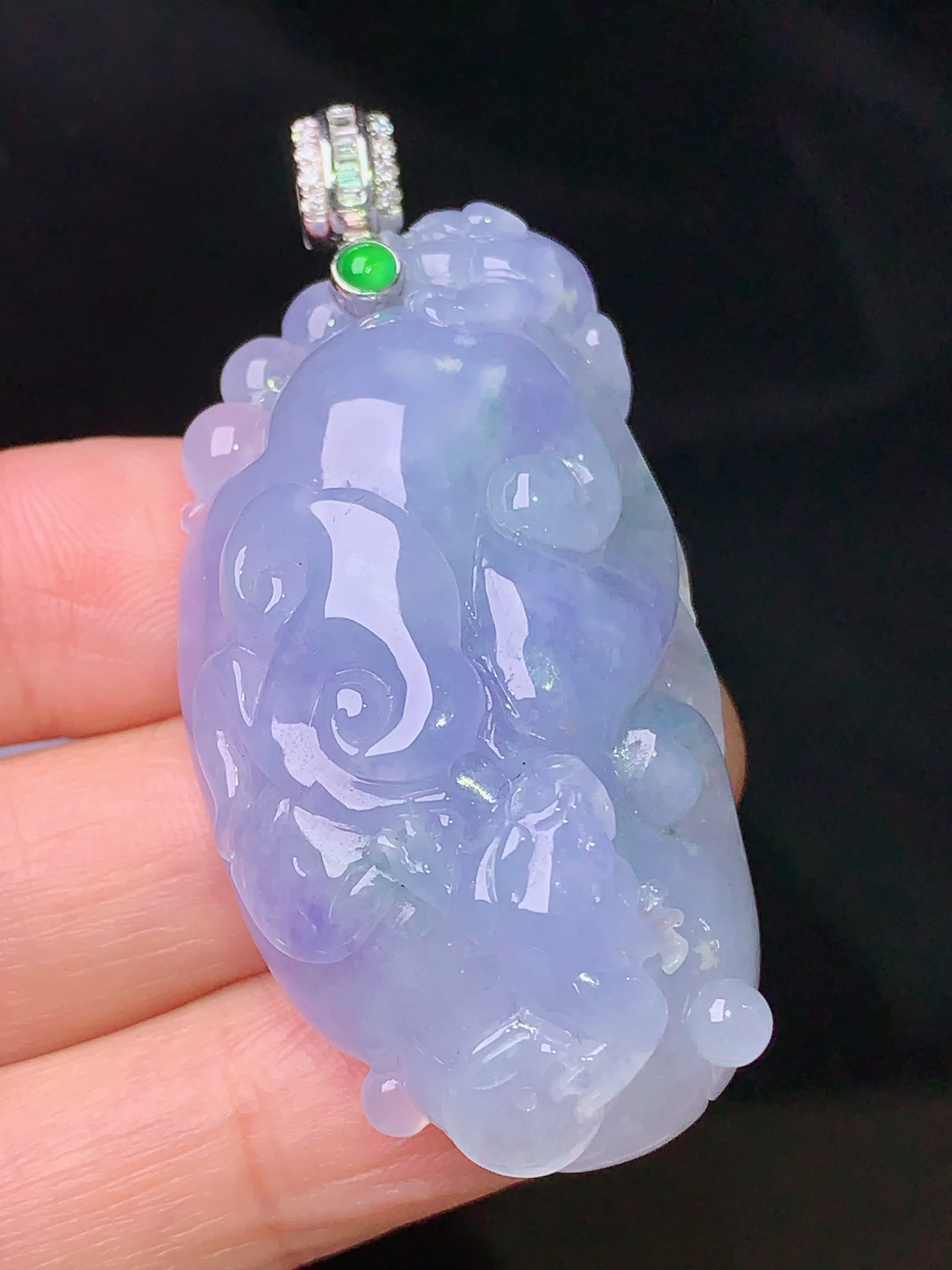 18k金钻镶嵌紫罗兰如意吊坠 玉质细腻 水润亮眼  整体尺寸43.5*24.5*12.5