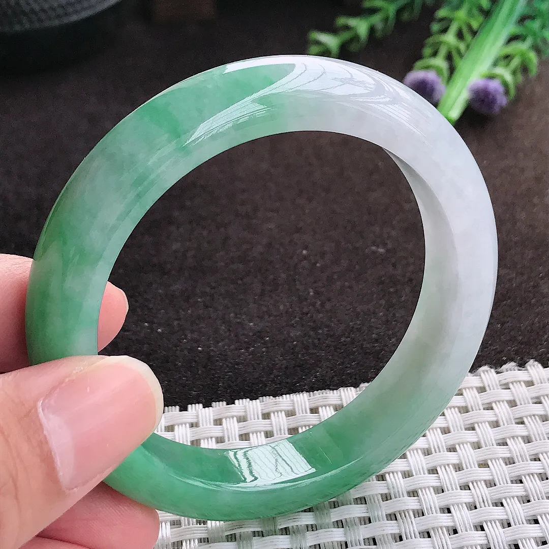 自然光54/12.4/8.7老坑精美冰润飘绿手镯宽边翡翠玉镯手环