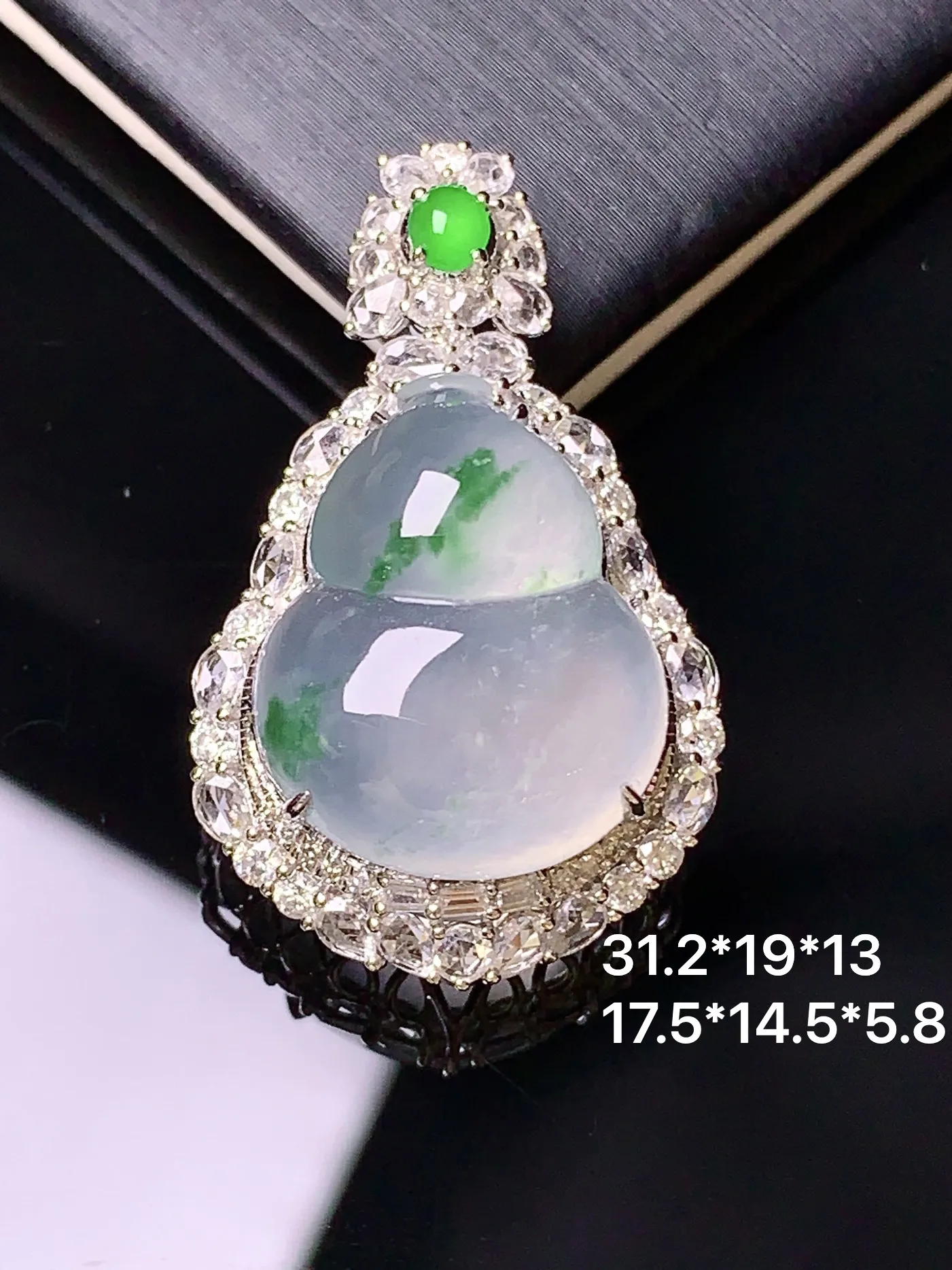 18k金钻镶嵌冰种葫芦吊坠 玉质细腻 水润亮眼  整体尺寸31.2*19*13