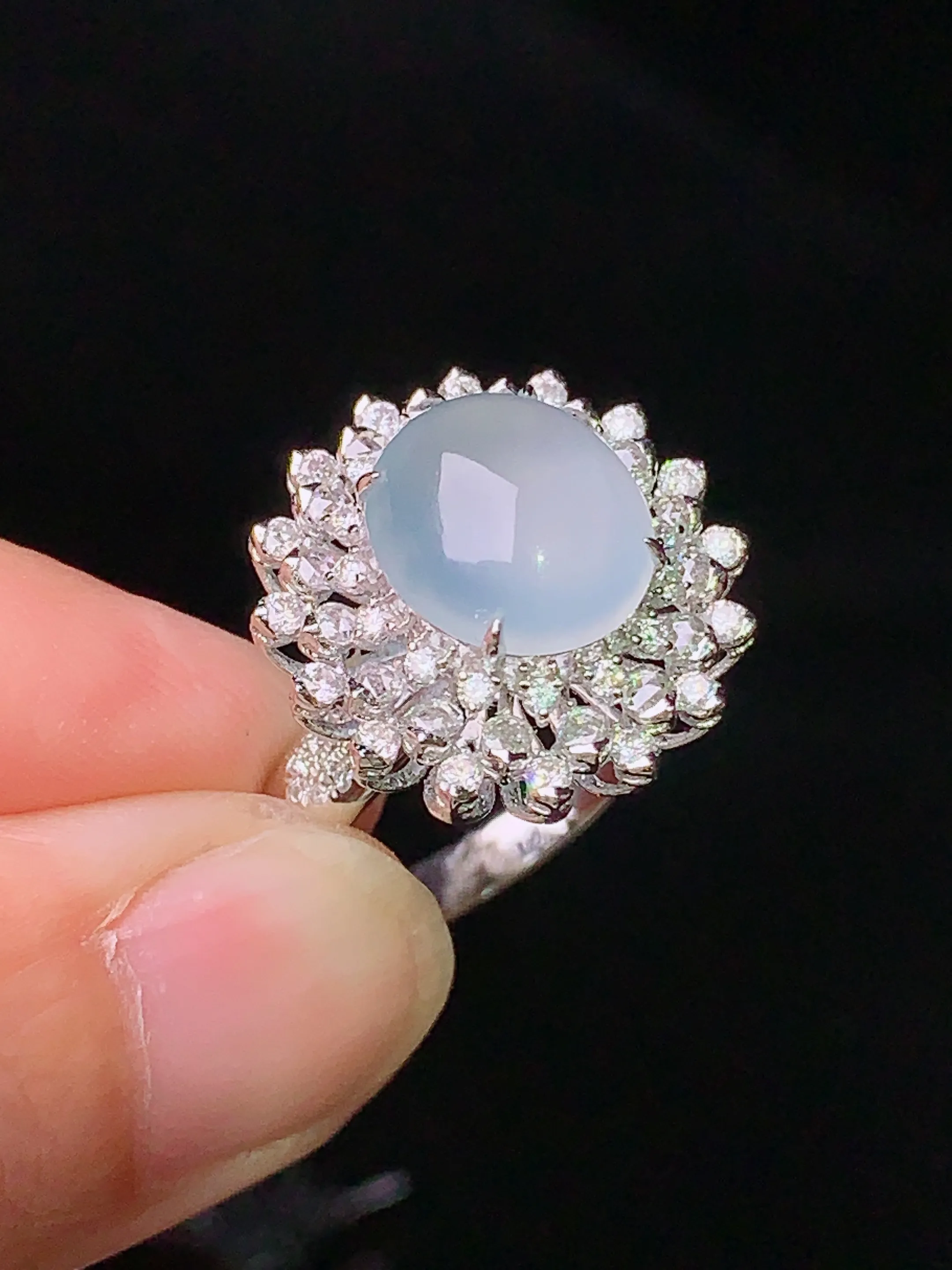 18k金钻镶嵌冰种蛋面戒指 玉质细腻 水润亮眼  圈口13 整体尺寸17.3*11.7