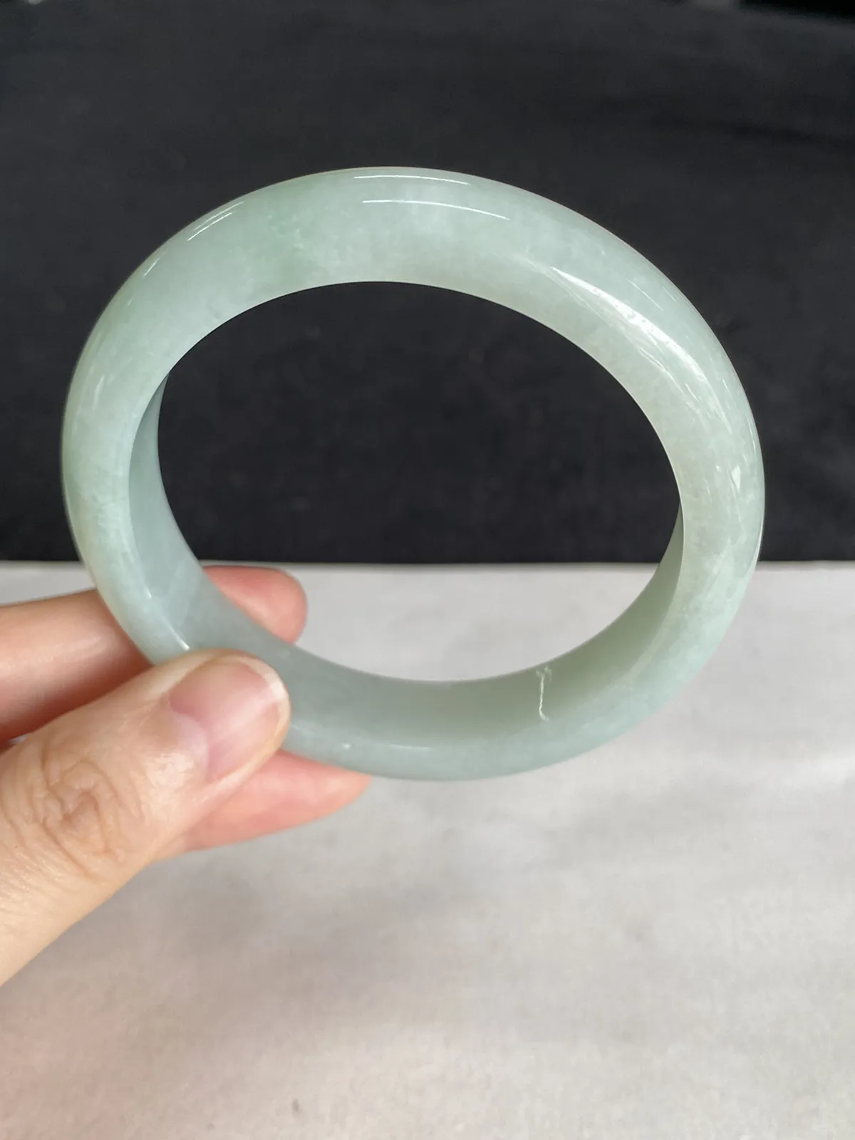 正圈54.9圈口，翡翠糯化种淡绿色手镯