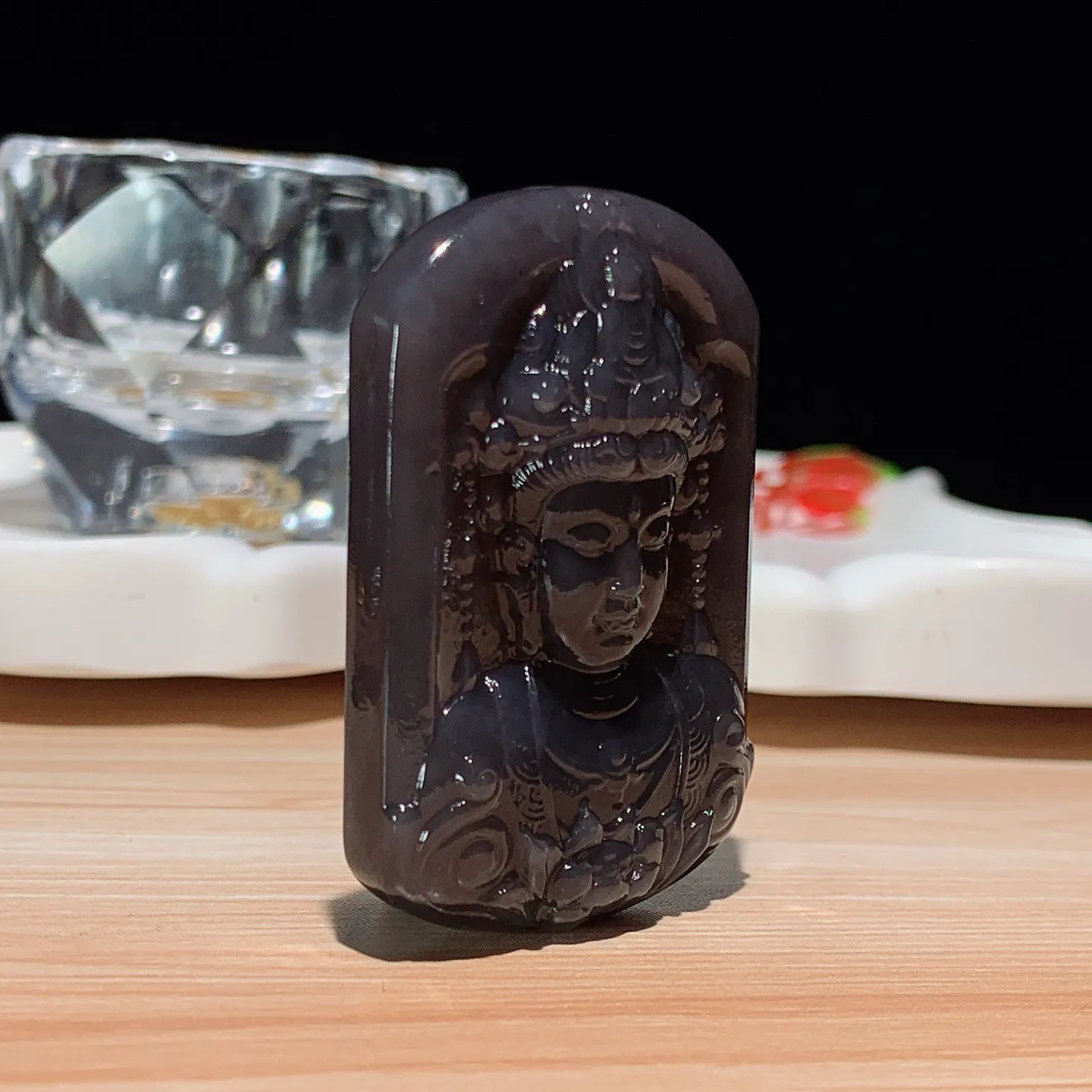 和田玉紫罗兰观音头牌子挂件。尺寸51/35/11重38克 无裂无杂 玉质细腻油润 底色纯净 脂粉好，