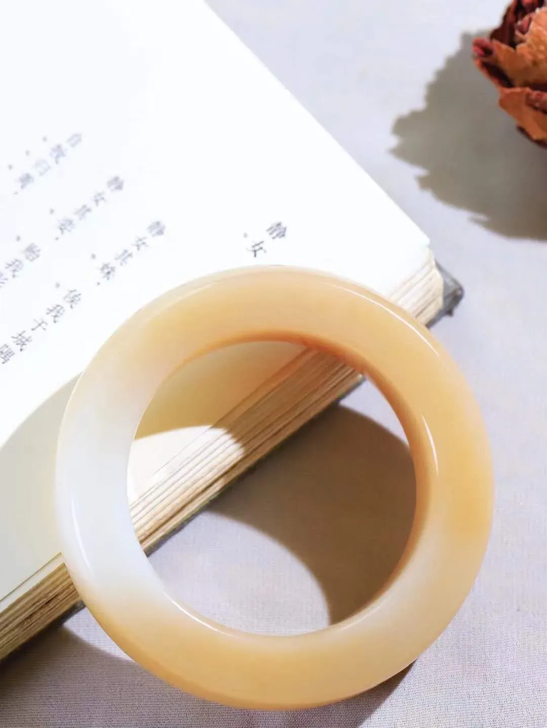 （一见倾心.手镯）

收藏级臻品️和田玉糖白玉手镯，玉质温润细腻 油性十足 手感舒适，高华雅逸，线条流畅，简约大气，美自天成，素雅高贵。佩戴于腕间，婉约之美，举手投足间透出那低调奢华。重151.2克  尺寸55-19.8-13.3mm161032830T