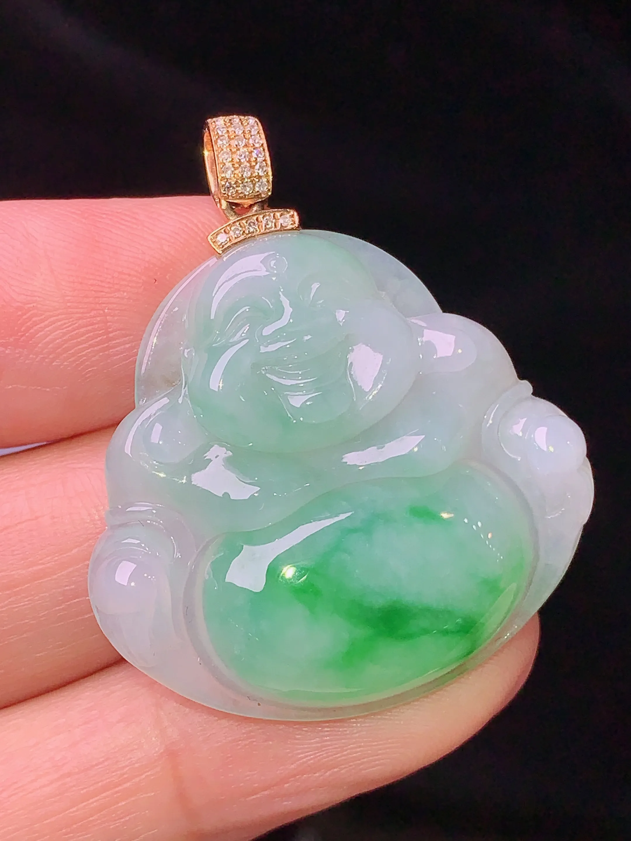 18k金钻镶嵌飘绿佛公吊坠 玉质细腻 色泽艳丽 水润亮眼  整体尺寸36.5*30.8*6