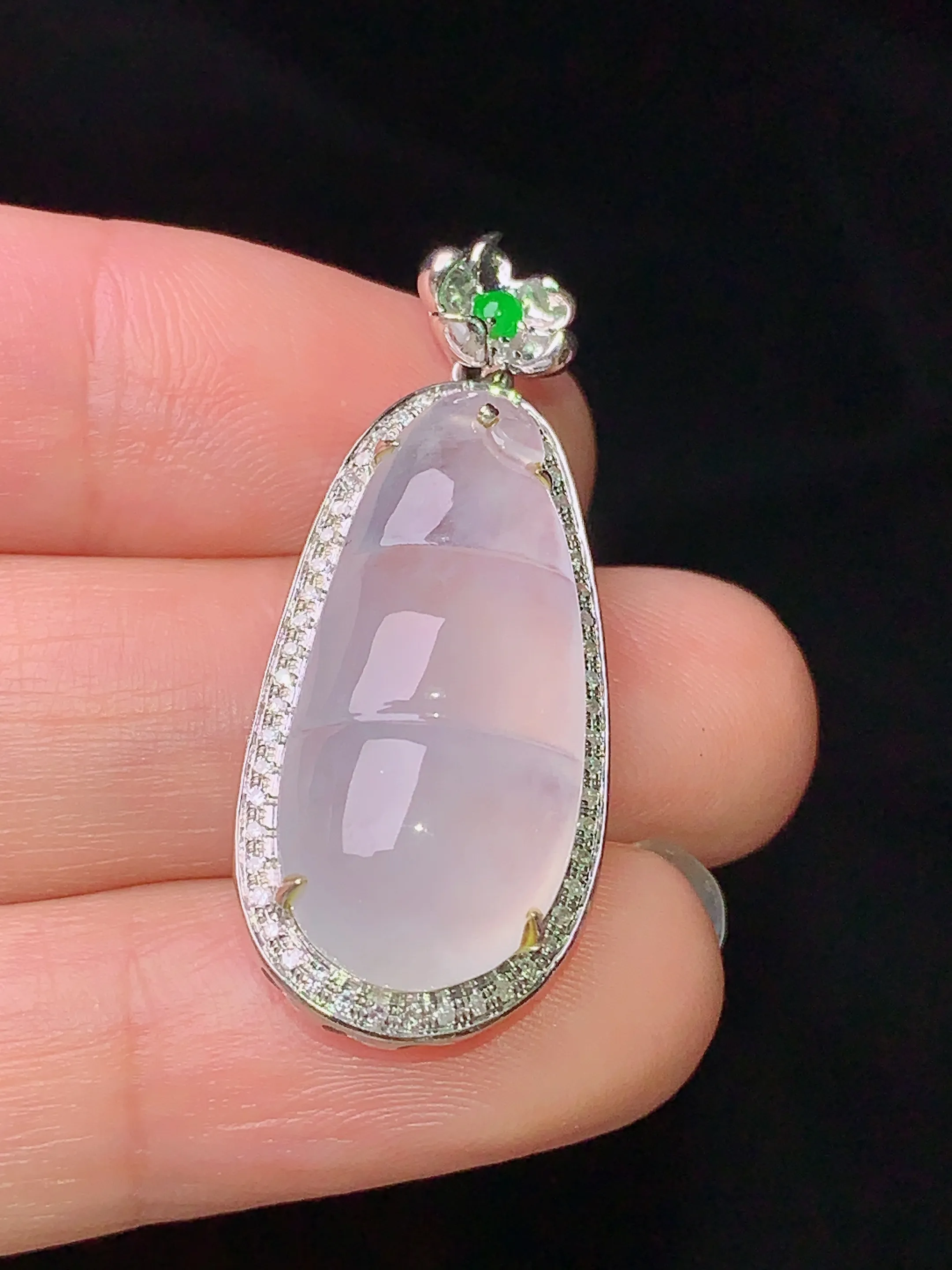 18k金钻镶嵌冰种四季豆吊坠 玉质细腻 水润亮眼 色泽艳丽 整体尺寸34.8*14.5*8