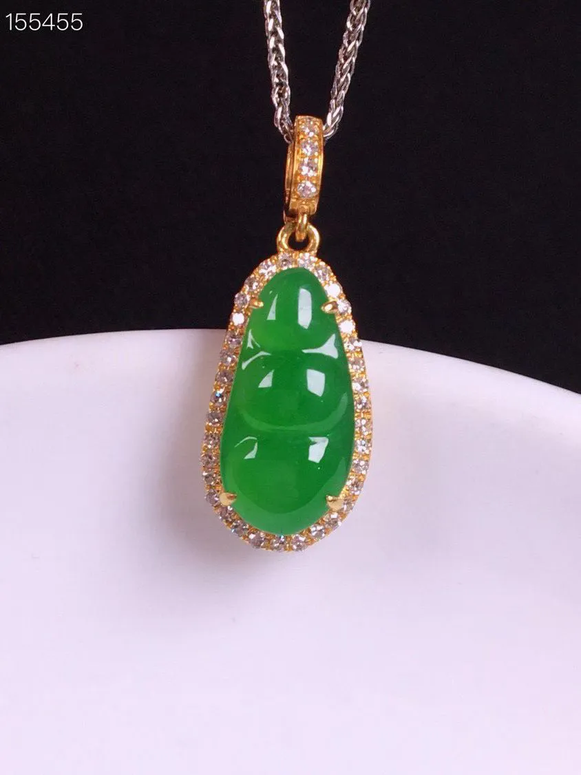 冰种阳绿福豆吊坠、真金真钻镶嵌，种水好，玉质细腻 .裸石尺寸 12.6*6.1