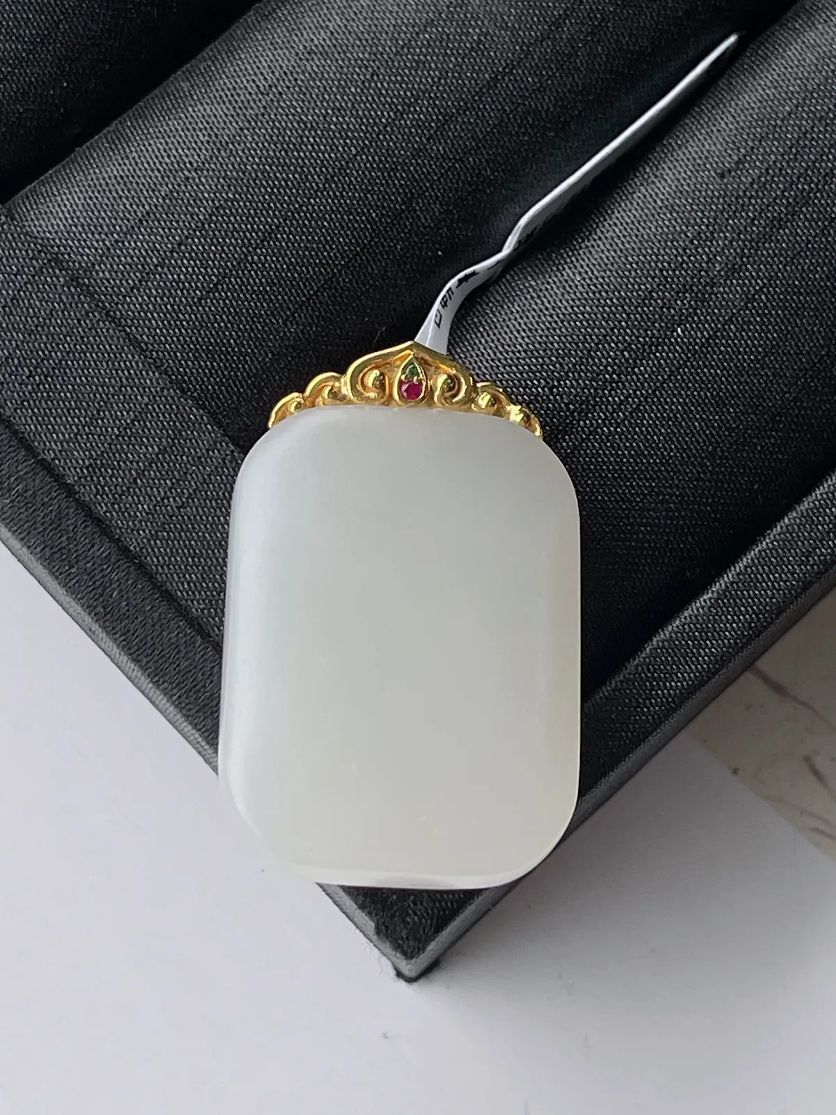 18K金豪镶和田玉藕粉方款无事牌吊坠